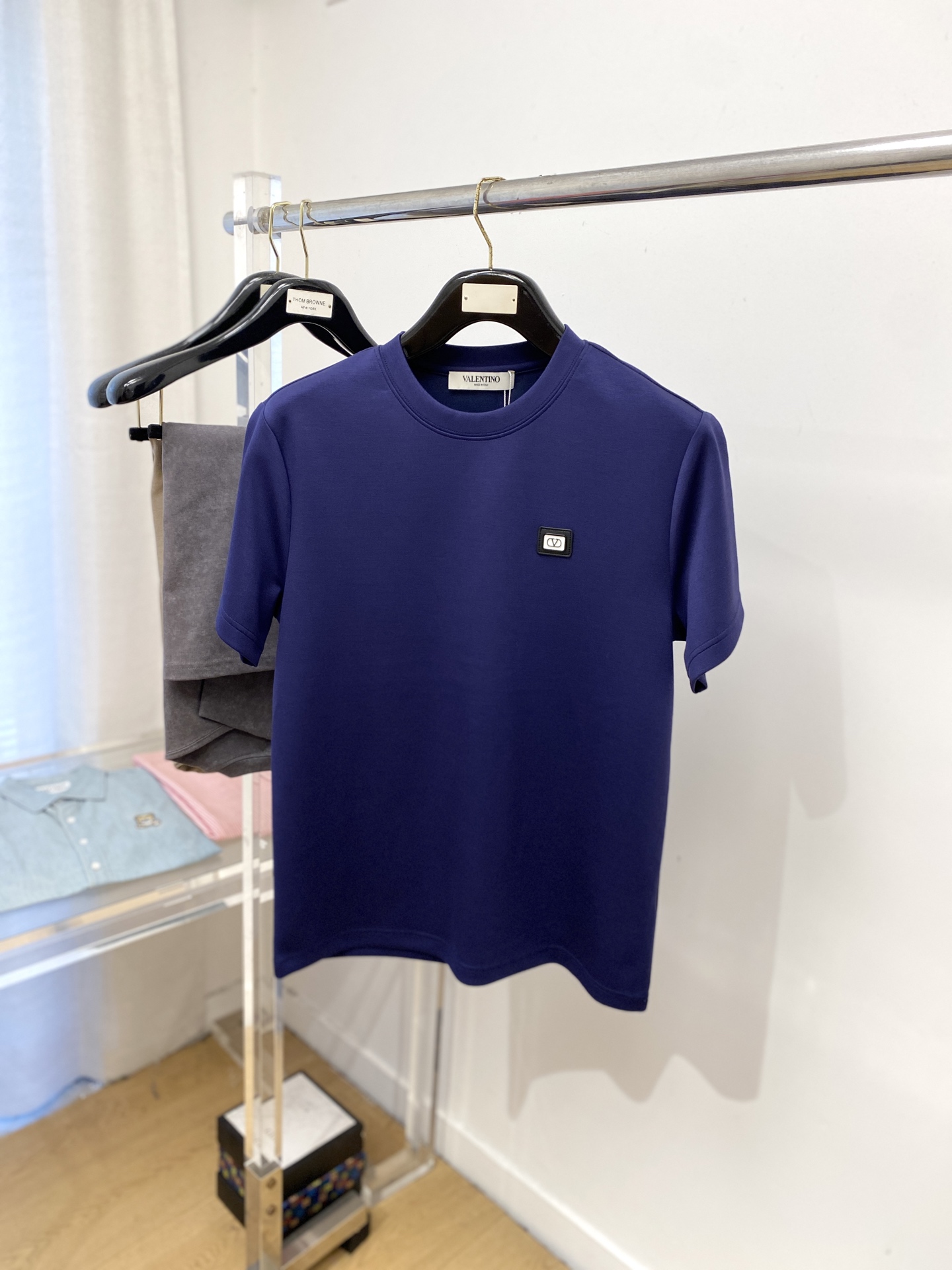 华伦天奴、2025最新款加厚短袖打底，帅气时尚，胸前刺绣装饰图案logo，简约百搭款。面料棉 不仅挺括，