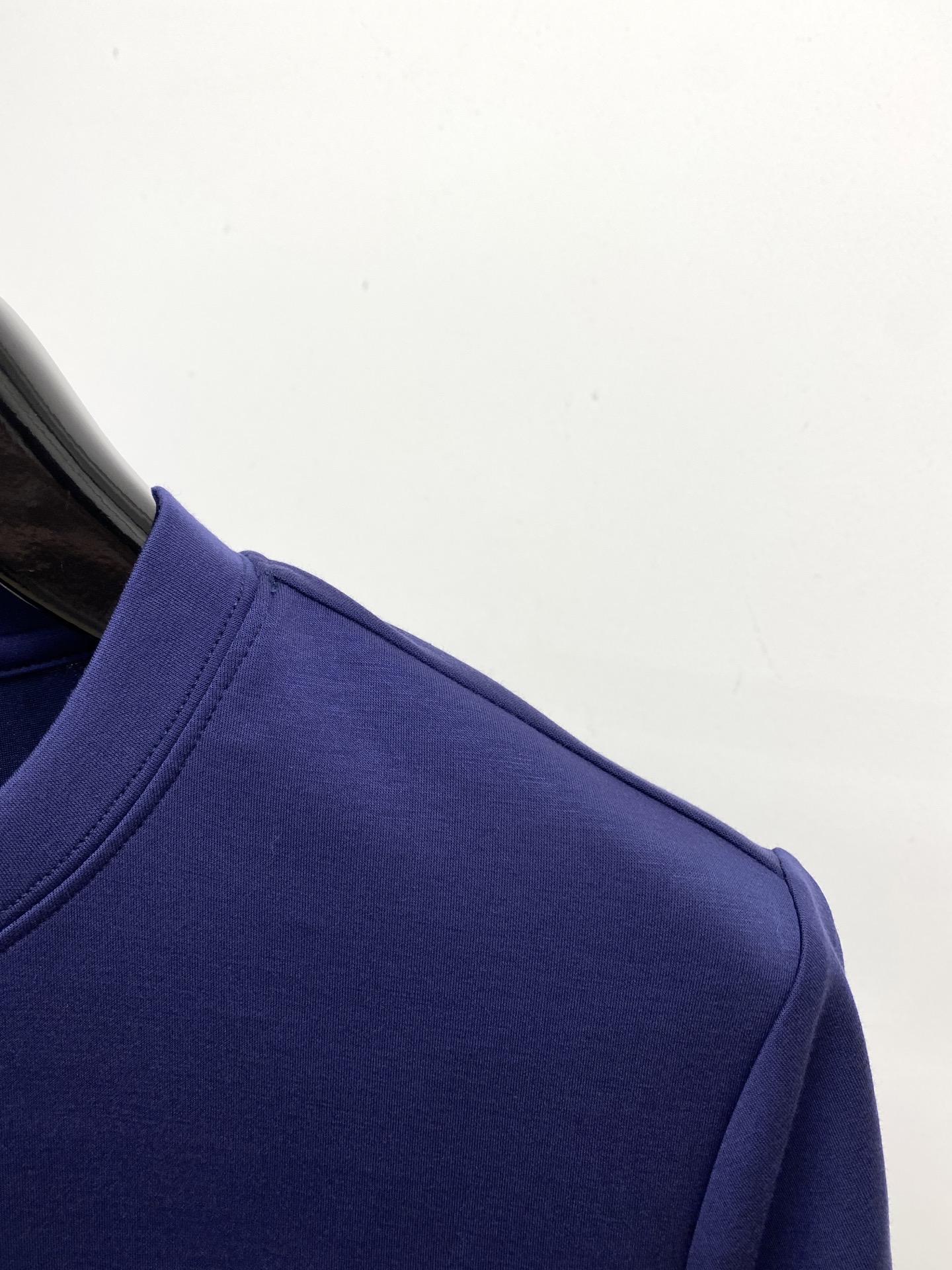 古奇、2025最新款加厚短袖打底，帅气时尚，胸前刺绣五金装饰字母logo，简约百搭款。面料棉 不仅挺括，