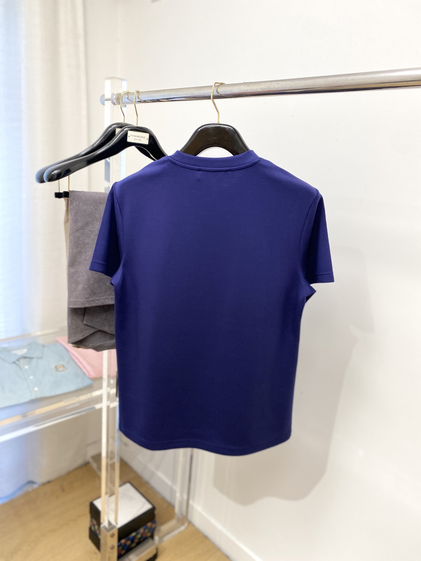 古奇、2025最新款加厚短袖打底，帅气时尚，胸前刺绣五金装饰字母logo，简约百搭款。面料棉 不仅挺括，