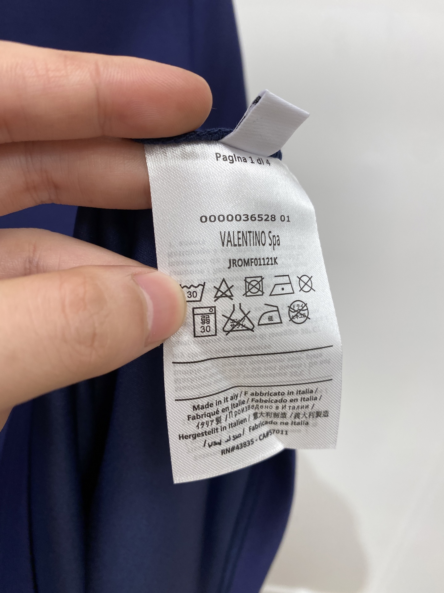 华伦天奴、2025最新款加厚短袖打底，帅气时尚，胸前刺绣装饰图案logo，简约百搭款。面料棉 不仅挺括，