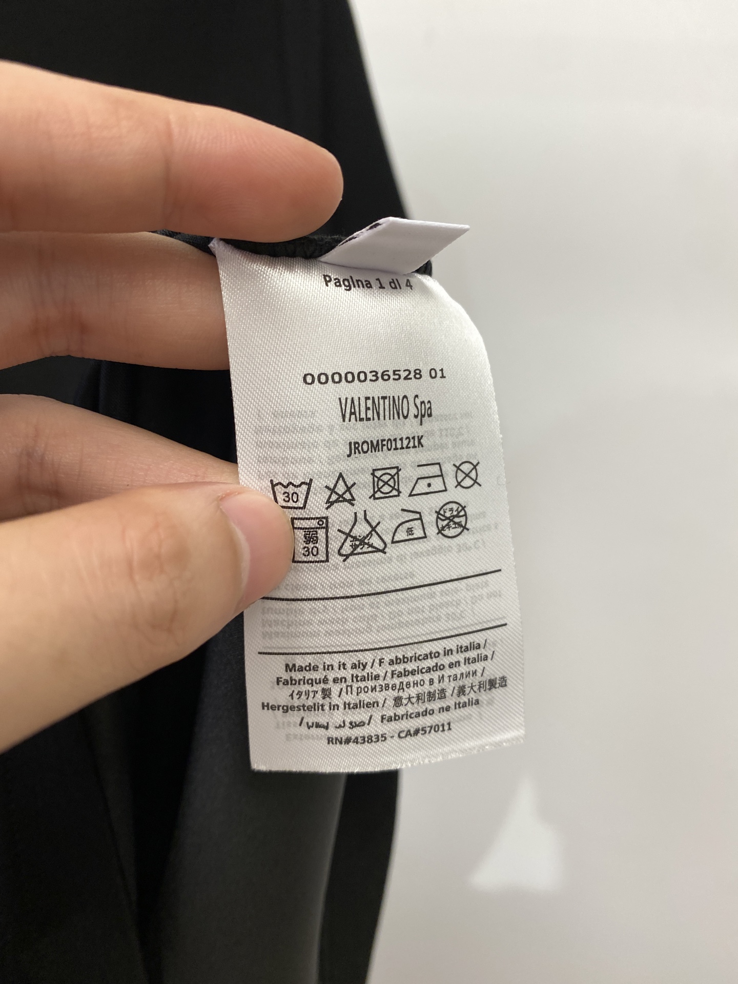 华伦天奴、2025最新款加厚短袖打底，帅气时尚，胸前刺绣装饰图案logo，简约百搭款。面料棉 不仅挺括，