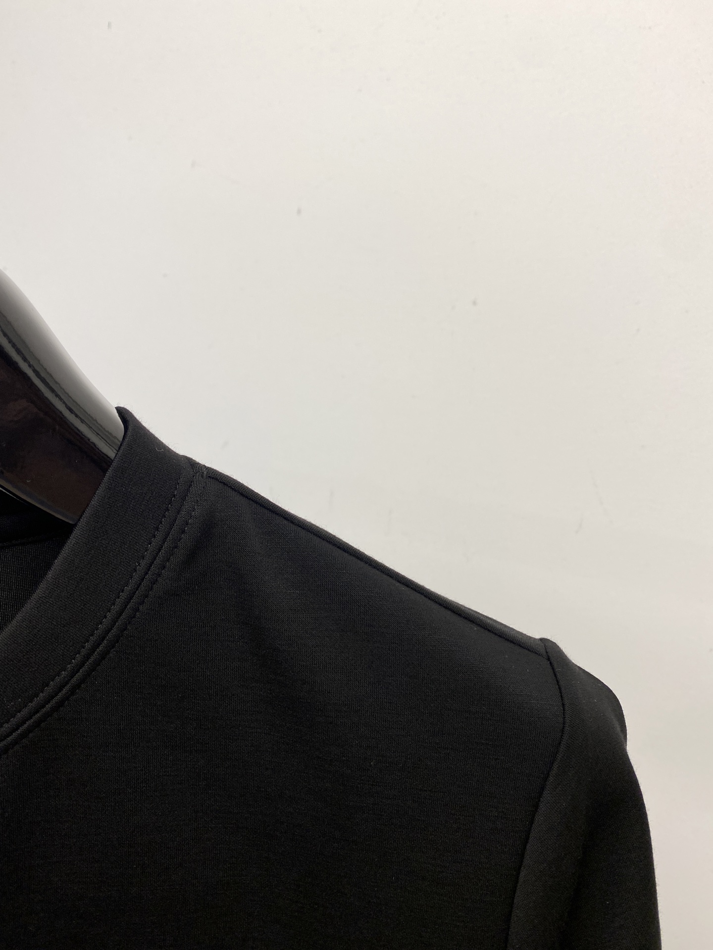 古奇、2025最新款加厚短袖打底，帅气时尚，胸前刺绣五金装饰字母logo，简约百搭款。面料棉 不仅挺括，