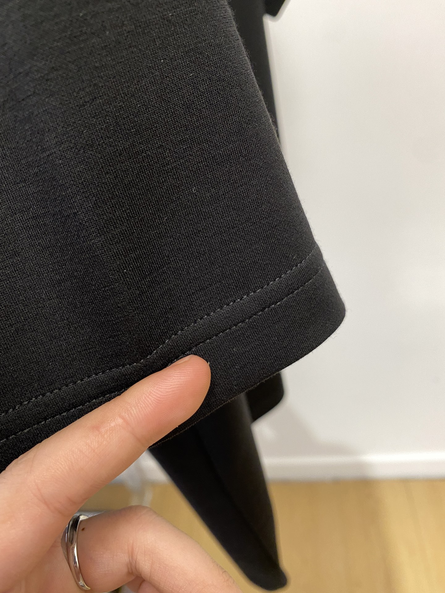 古奇、2025最新款加厚短袖打底，帅气时尚，胸前刺绣五金装饰字母logo，简约百搭款。面料棉 不仅挺括，