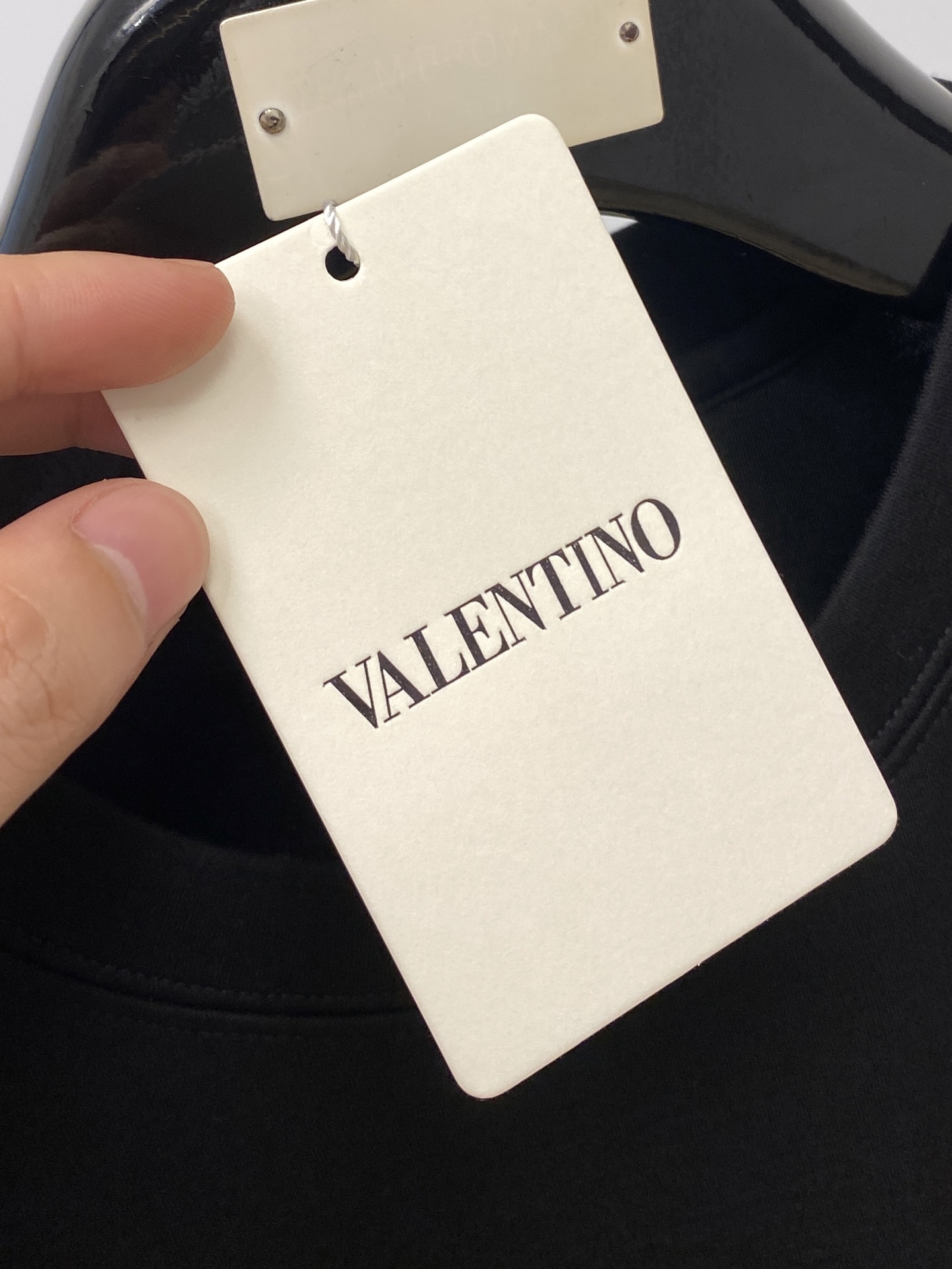 华伦天奴、2025最新款加厚短袖打底，帅气时尚，胸前刺绣装饰图案logo，简约百搭款。面料棉 不仅挺括，