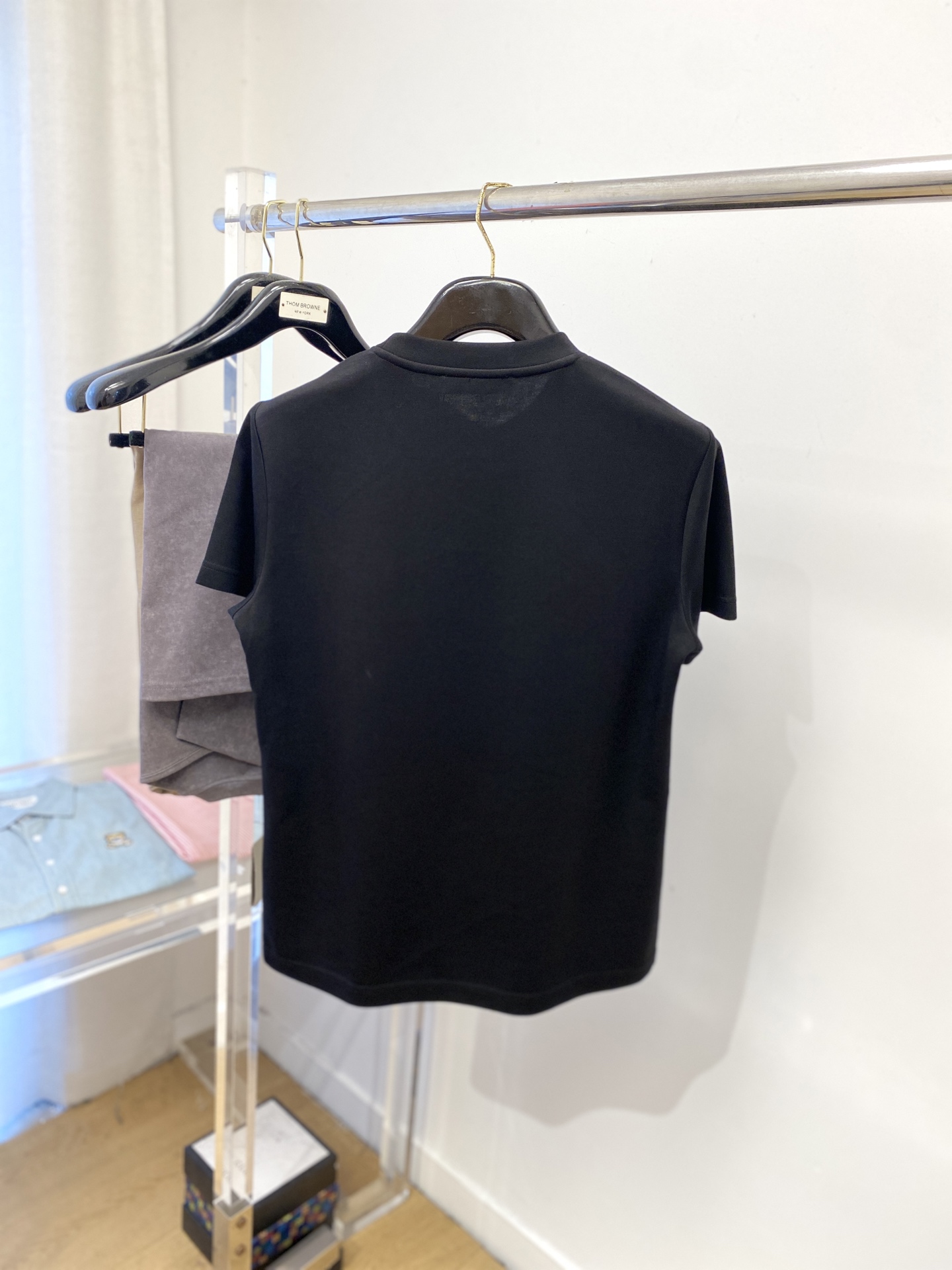 古奇、2025最新款加厚短袖打底，帅气时尚，胸前刺绣五金装饰字母logo，简约百搭款。面料棉 不仅挺括，