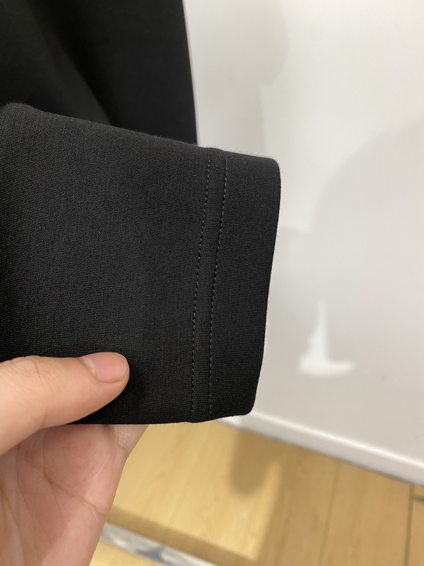 古奇、2025最新款加厚短袖打底，帅气时尚，胸前刺绣五金装饰字母logo，简约百搭款。面料棉 不仅挺括，