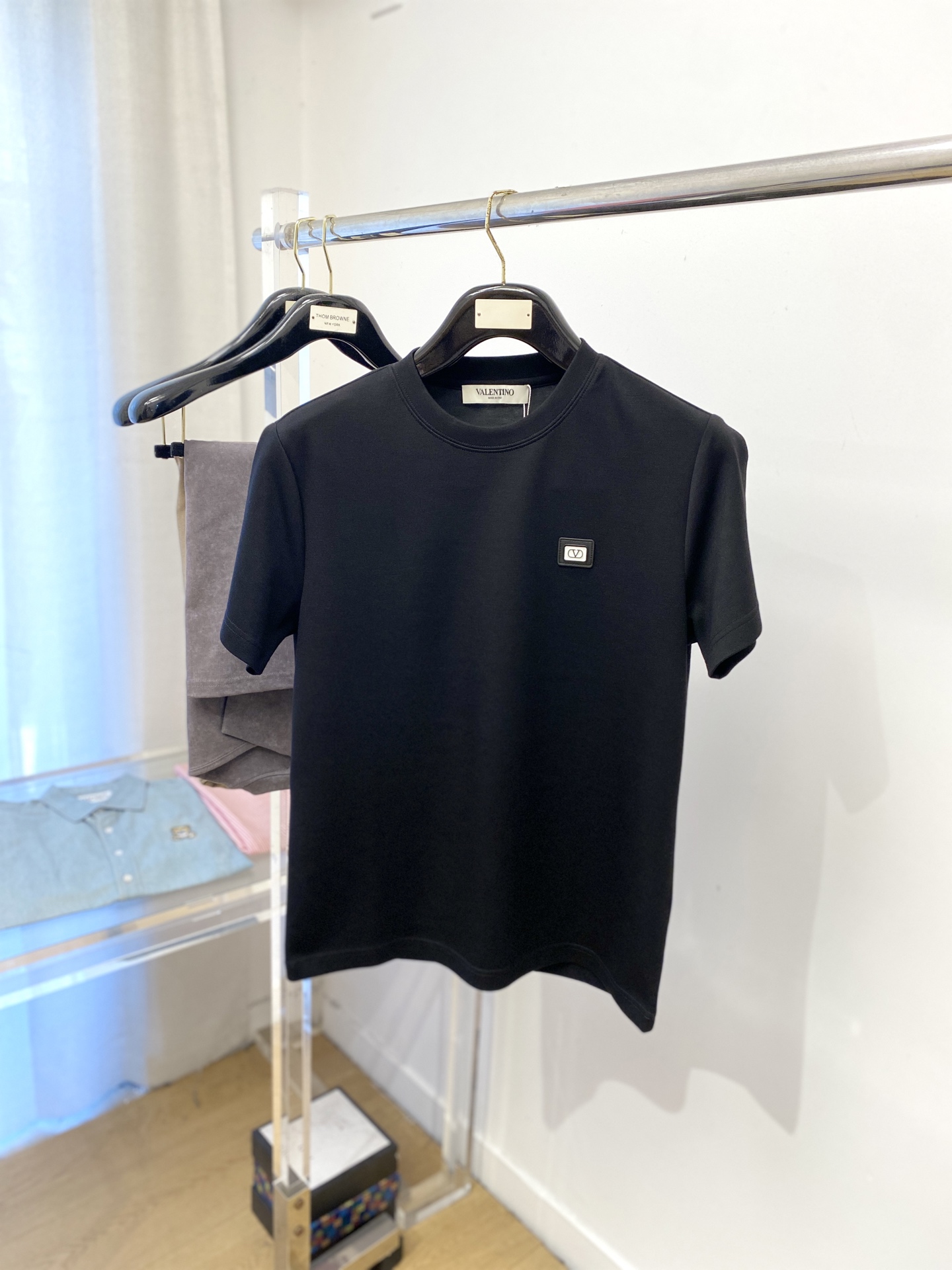 华伦天奴、2025最新款加厚短袖打底，帅气时尚，胸前刺绣装饰图案logo，简约百搭款。面料棉 不仅挺括，