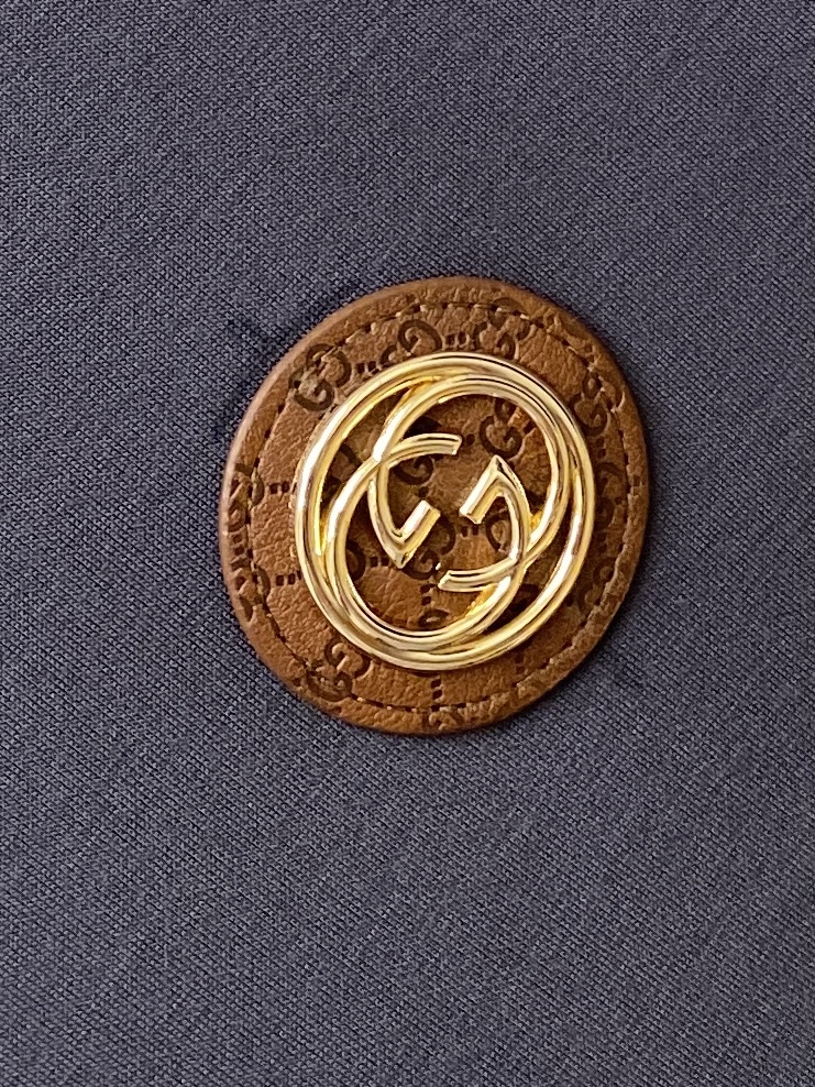 古奇、2025最新款加厚短袖打底，帅气时尚，胸前刺绣五金装饰字母logo，简约百搭款。面料棉 不仅挺括，