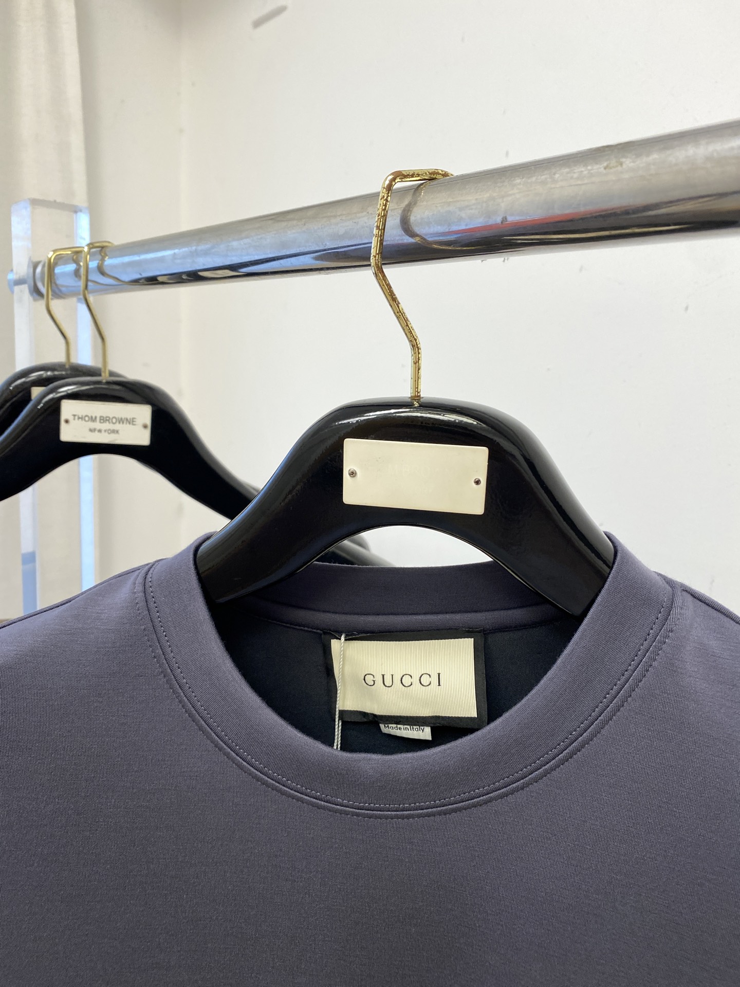 古奇、2025最新款加厚短袖打底，帅气时尚，胸前刺绣五金装饰字母logo，简约百搭款。面料棉 不仅挺括，