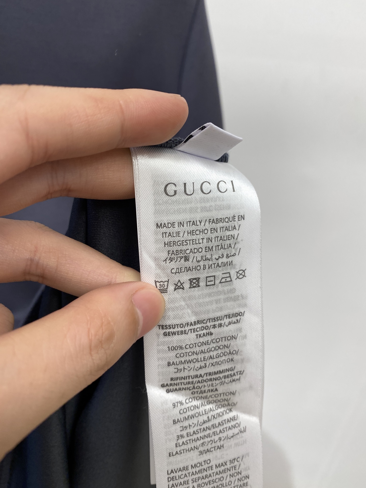 古奇、2025最新款加厚短袖打底，帅气时尚，胸前刺绣五金装饰字母logo，简约百搭款。面料棉 不仅挺括，