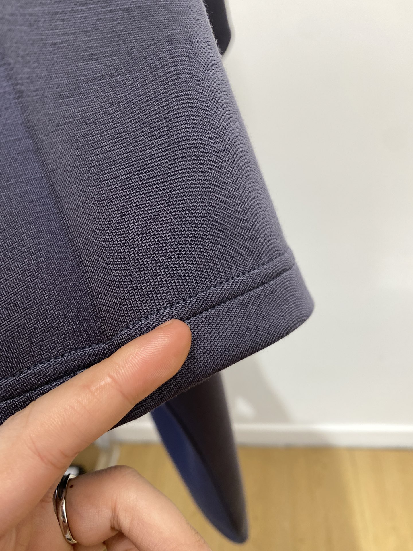 古奇、2025最新款加厚短袖打底，帅气时尚，胸前刺绣五金装饰字母logo，简约百搭款。面料棉 不仅挺括，