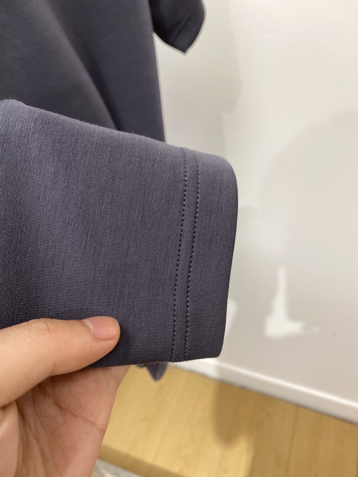 古奇、2025最新款加厚短袖打底，帅气时尚，胸前刺绣五金装饰字母logo，简约百搭款。面料棉 不仅挺括，