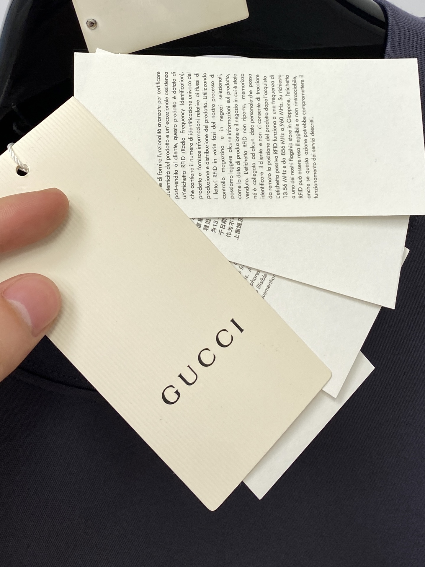 古奇、2025最新款加厚短袖打底，帅气时尚，胸前刺绣五金装饰字母logo，简约百搭款。面料棉 不仅挺括，