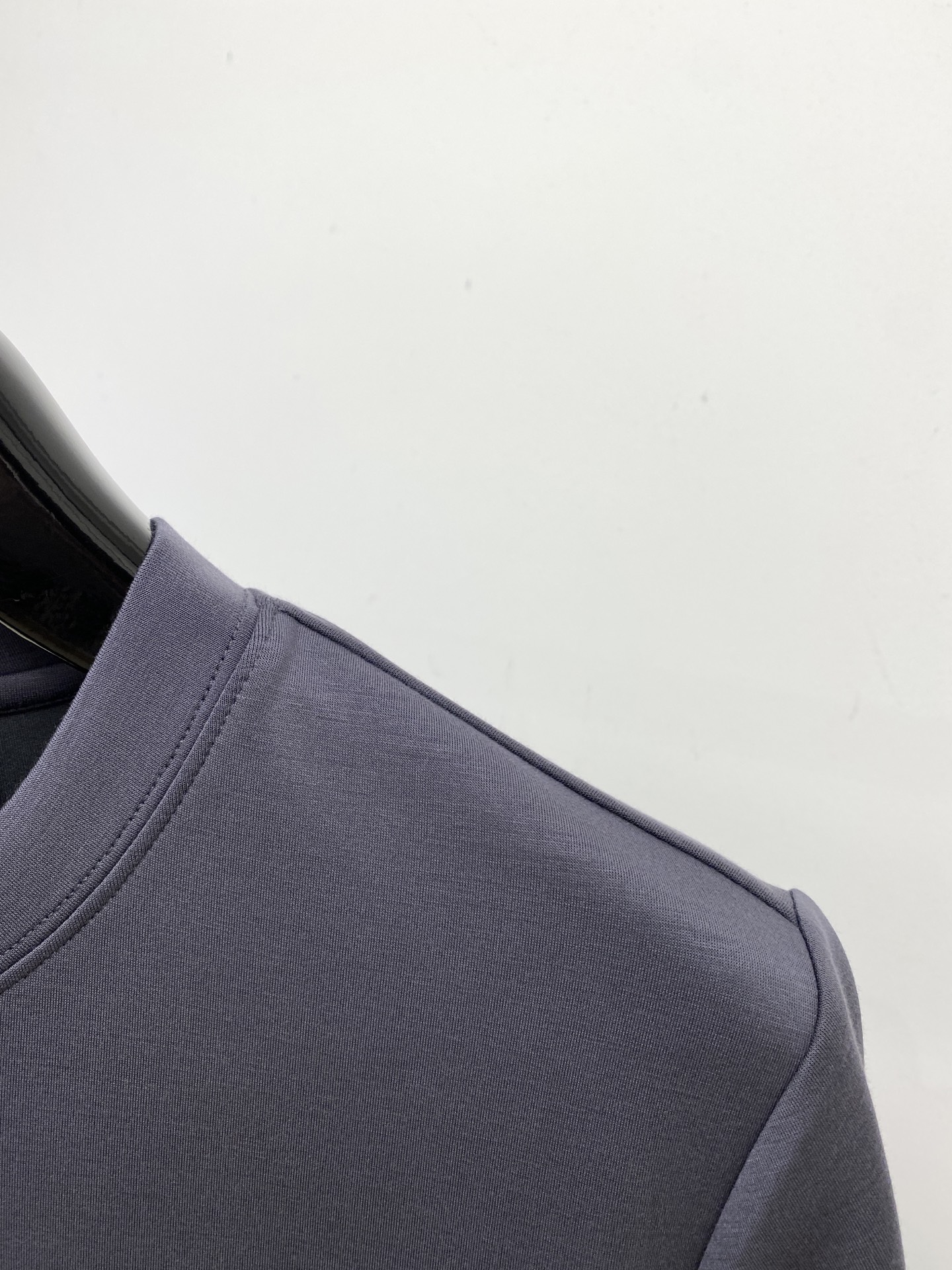 古奇、2025最新款加厚短袖打底，帅气时尚，胸前刺绣五金装饰字母logo，简约百搭款。面料棉 不仅挺括，