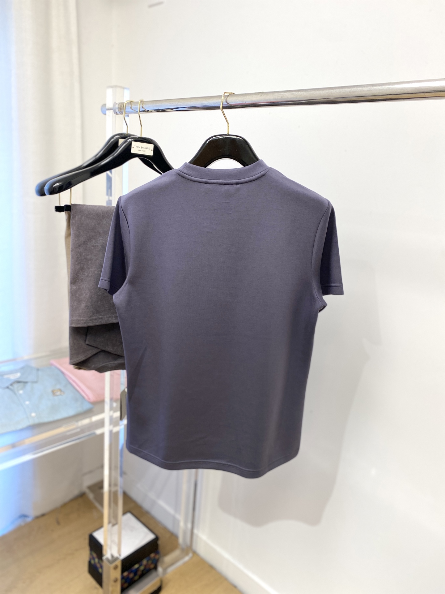 古奇、2025最新款加厚短袖打底，帅气时尚，胸前刺绣五金装饰字母logo，简约百搭款。面料棉 不仅挺括，