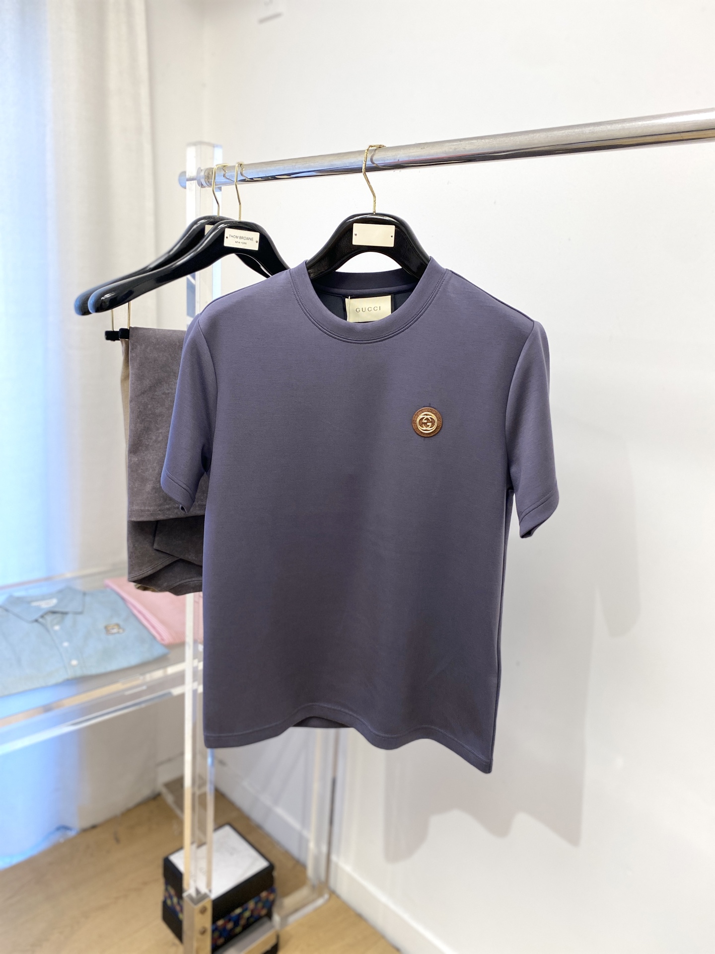 NO:540609,Guqi, the latest 2025 thick short-sleeved base, handsome and fashionable, chest embroidered hardware decorative letter logo, simple and versatile style. Fabric cotton is not only crisp, maintains a fashionable silhouette, but also comfortable to wear, and the yarn is more delicate, the number M-3XL, T-shirt, alexander wang19860909古奇、2025最新款加厚短袖打底,帅气时尚,胸前刺绣五金装饰字母logo,简约百搭款.面料棉 不仅挺括,保持潮流的廓形,又穿着舒适,纱织更细腻,码数M-3XL,,T-shirt,alexander wang,Men's clothing