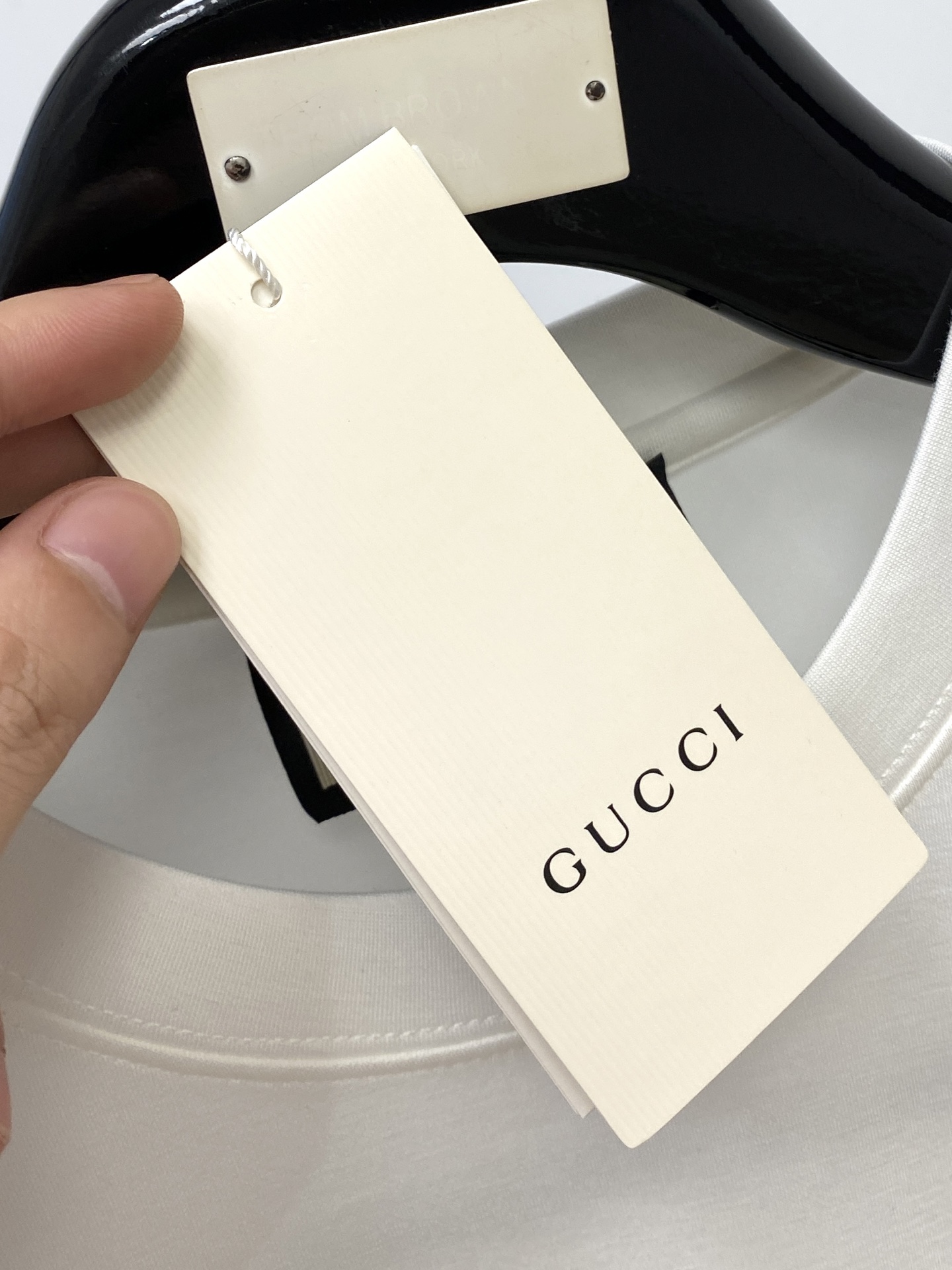 古奇、2025最新款加厚短袖打底，帅气时尚，胸前刺绣五金装饰字母logo，简约百搭款。面料棉 不仅挺括，