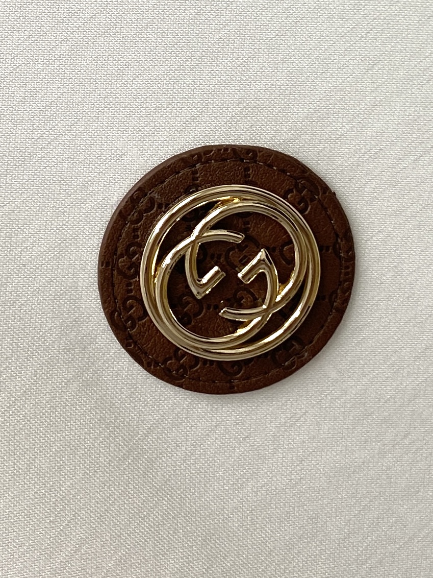 古奇、2025最新款加厚短袖打底，帅气时尚，胸前刺绣五金装饰字母logo，简约百搭款。面料棉 不仅挺括，