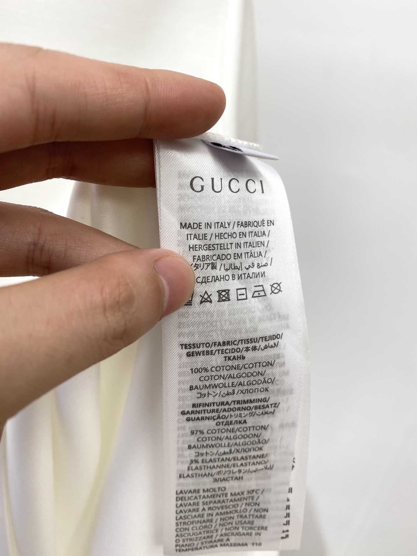 古奇、2025最新款加厚短袖打底，帅气时尚，胸前刺绣五金装饰字母logo，简约百搭款。面料棉 不仅挺括，