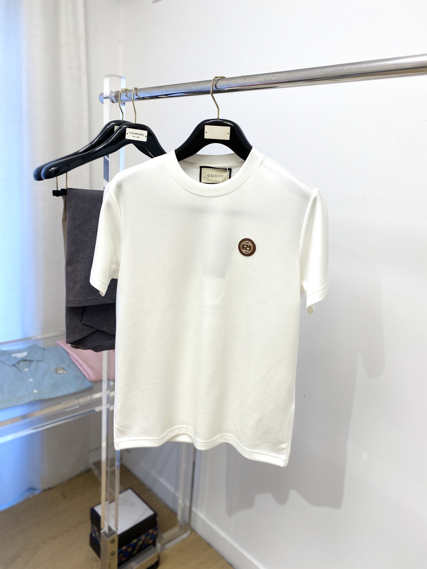 NO:546646,Guqi, the latest 2025 thick short-sleeved base, handsome and fashionable, chest embroidered hardware decorative letter logo, simple and versatile style. Fabric cotton is not only crisp, maintains a fashionable silhouette, but also comfortable to wear, and the yarn is more delicate, the number M-3XL, T-shirt, alexander wang19860909古奇、2025最新款加厚短袖打底,帅气时尚,胸前刺绣五金装饰字母logo,简约百搭款.面料棉 不仅挺括,保持潮流的廓形,又穿着舒适,纱织更细腻,码数M-3XL,,T-shirt,alexander wang,Men's clothing