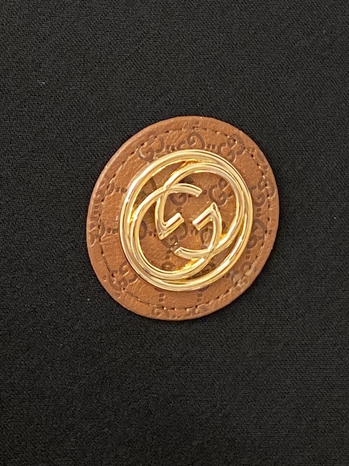 古奇、2025最新款加厚短袖打底，帅气时尚，胸前刺绣五金装饰字母logo，简约百搭款。面料棉 不仅挺括，