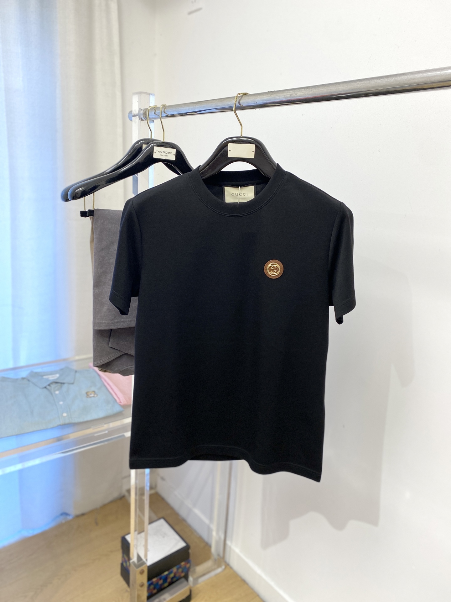 古奇、2025最新款加厚短袖打底，帅气时尚，胸前刺绣五金装饰字母logo，简约百搭款。面料棉 不仅挺括，