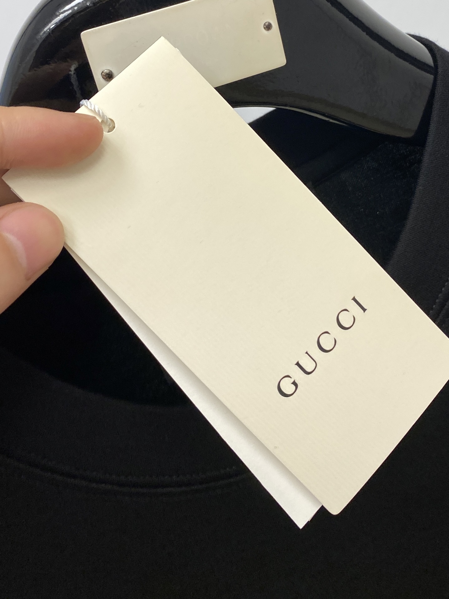 古奇、2025最新款加厚短袖打底，帅气时尚，胸前刺绣五金装饰字母logo，简约百搭款。面料棉 不仅挺括，