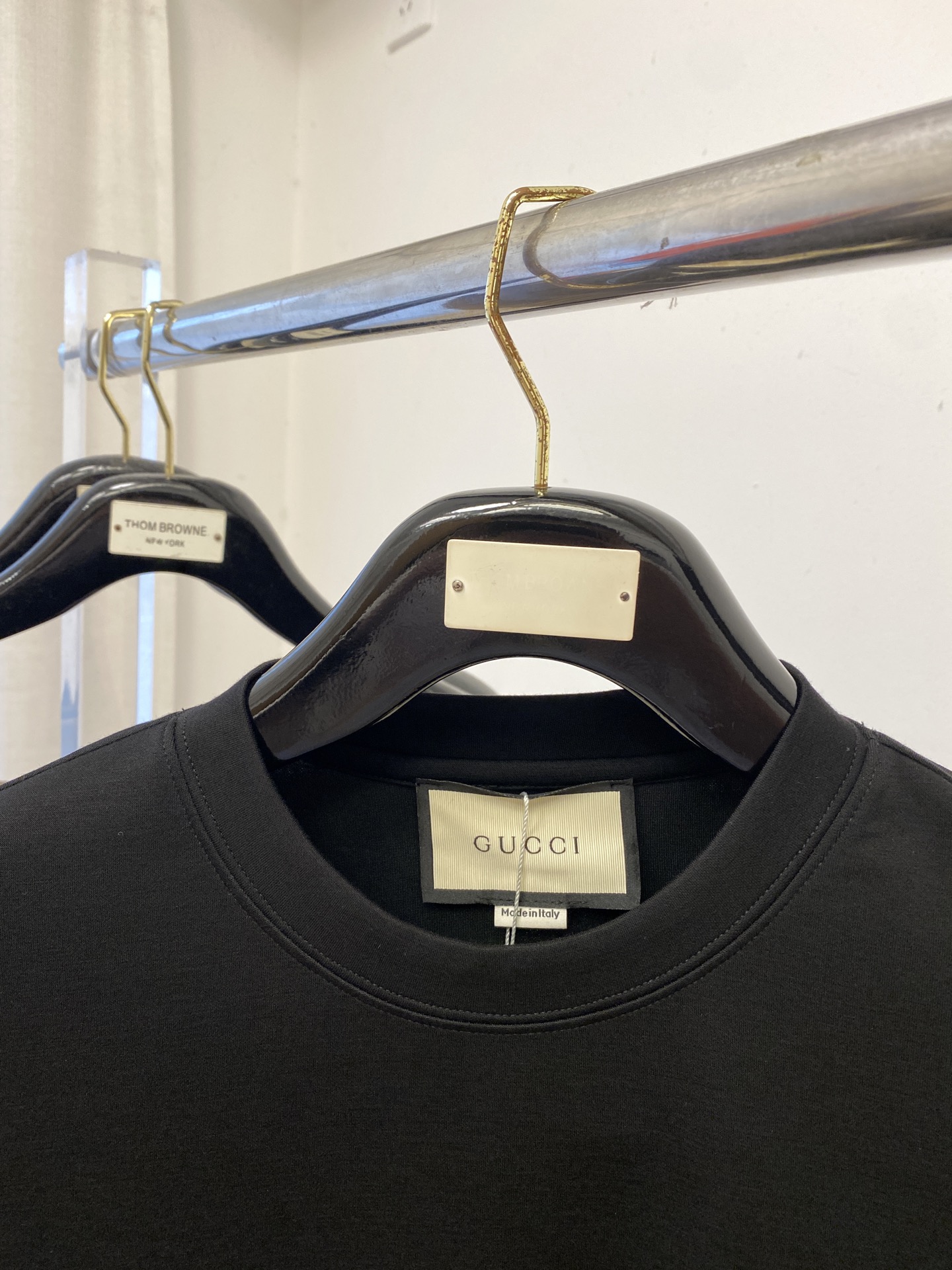 古奇、2025最新款加厚短袖打底，帅气时尚，胸前刺绣五金装饰字母logo，简约百搭款。面料棉 不仅挺括，