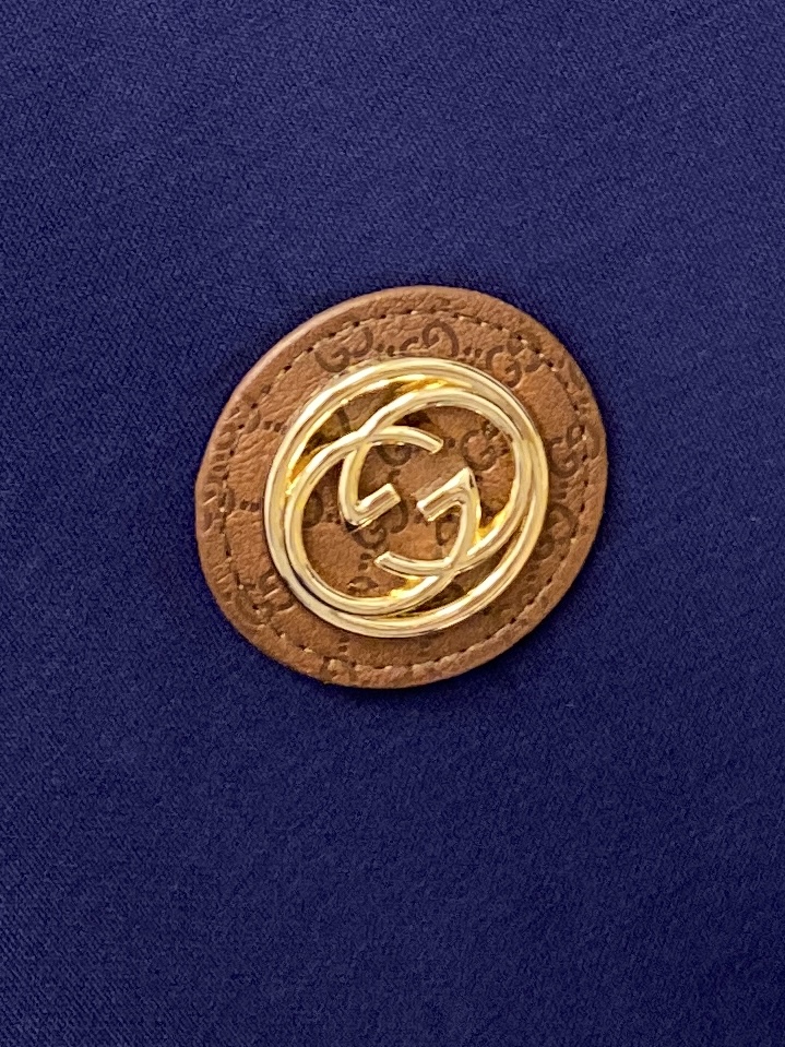 古奇、2025最新款加厚短袖打底，帅气时尚，胸前刺绣五金装饰字母logo，简约百搭款。面料棉 不仅挺括，