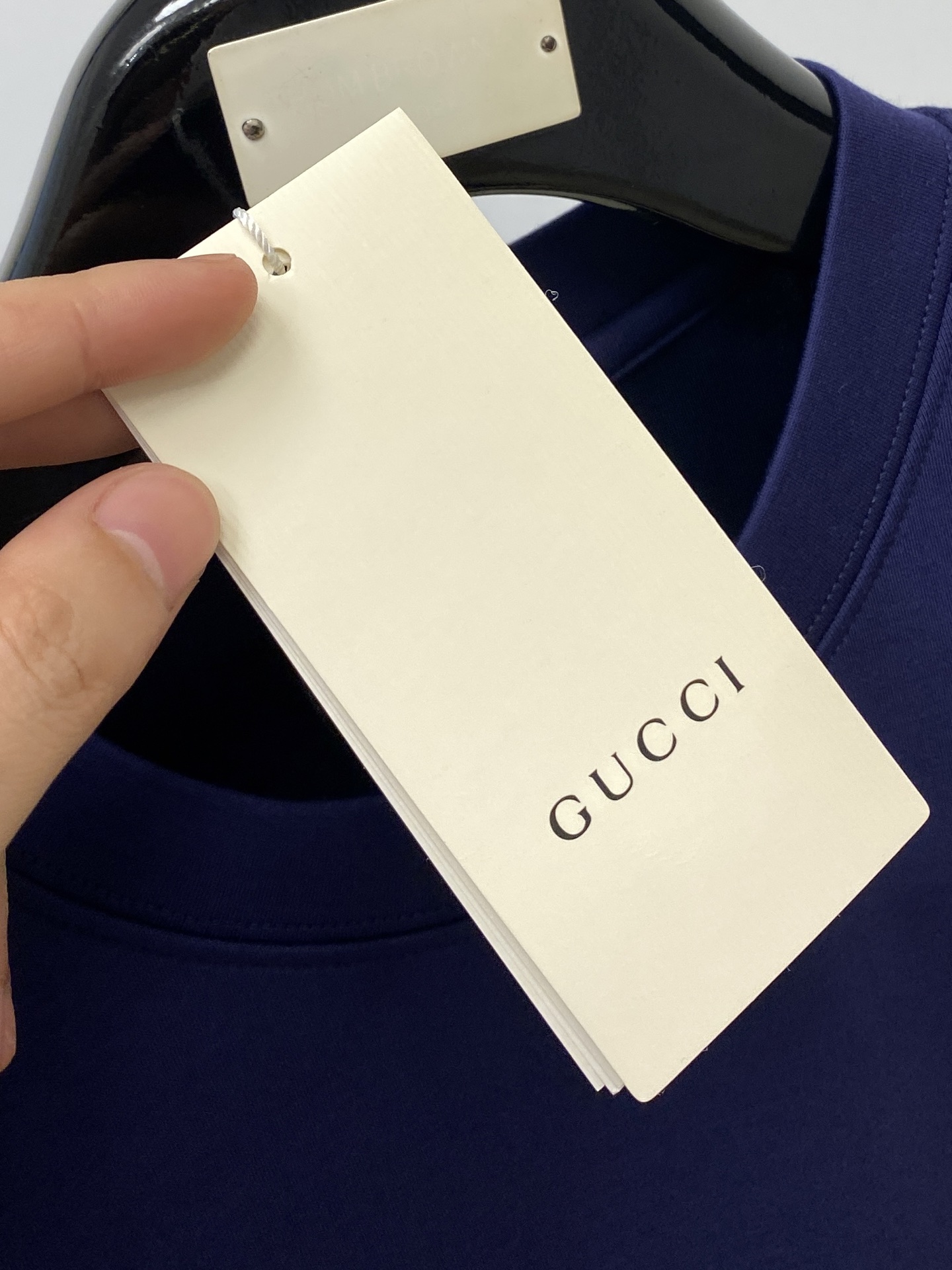 古奇、2025最新款加厚短袖打底，帅气时尚，胸前刺绣五金装饰字母logo，简约百搭款。面料棉 不仅挺括，