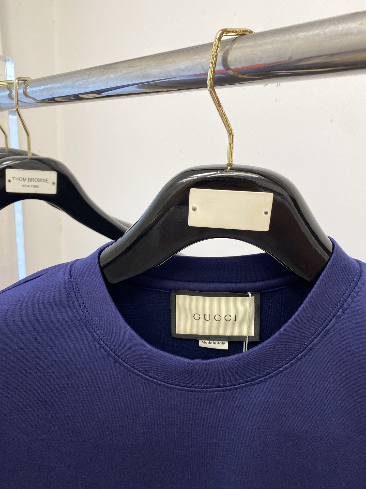 古奇、2025最新款加厚短袖打底，帅气时尚，胸前刺绣五金装饰字母logo，简约百搭款。面料棉 不仅挺括，