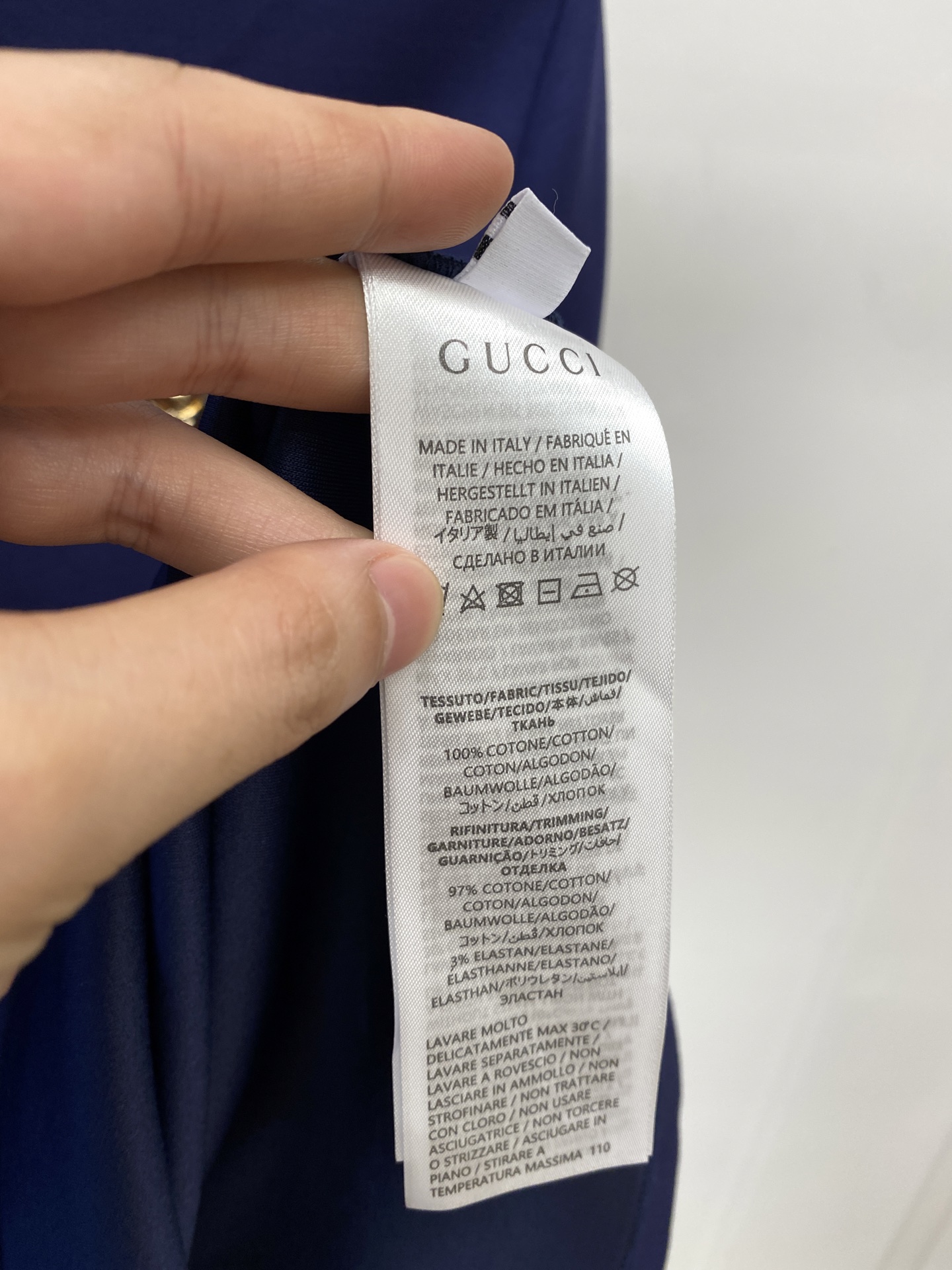 古奇、2025最新款加厚短袖打底，帅气时尚，胸前刺绣五金装饰字母logo，简约百搭款。面料棉 不仅挺括，