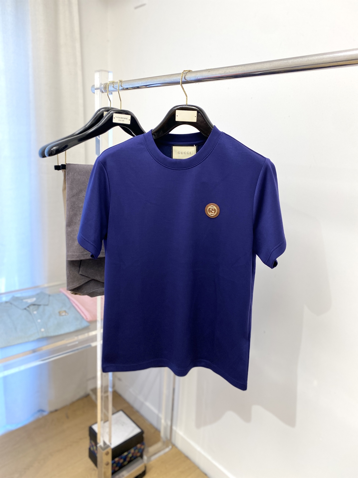 古奇、2025最新款加厚短袖打底，帅气时尚，胸前刺绣五金装饰字母logo，简约百搭款。面料棉 不仅挺括，