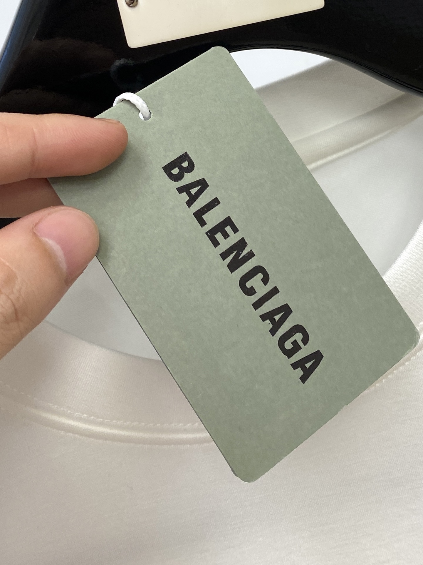 巴黎世家、2025最新款加厚短袖打底，帅气时尚，胸口精致刺绣字母logo，简约百搭款。面料棉 不仅挺括，