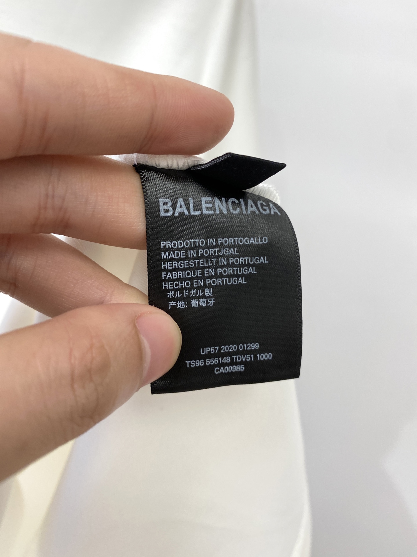 巴黎世家、2025最新款加厚短袖打底，帅气时尚，胸口精致刺绣字母logo，简约百搭款。面料棉 不仅挺括，