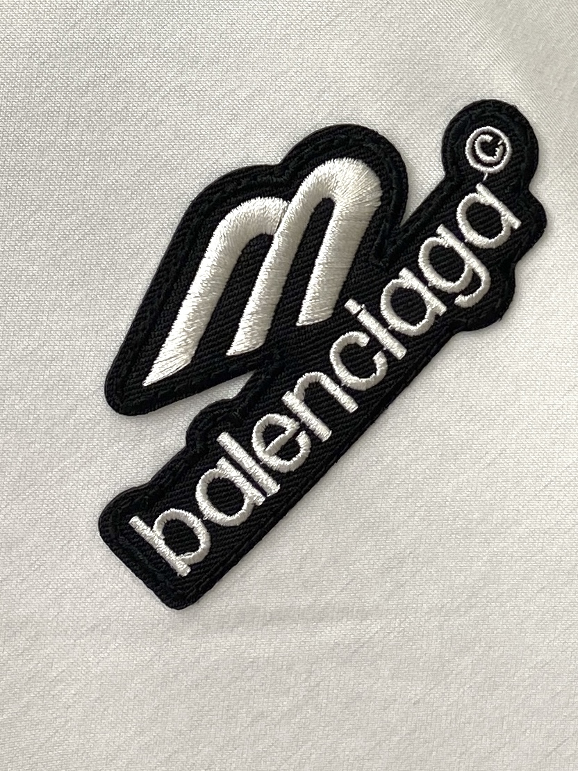 巴黎世家、2025最新款加厚短袖打底，帅气时尚，胸口精致刺绣字母logo，简约百搭款。面料棉 不仅挺括，