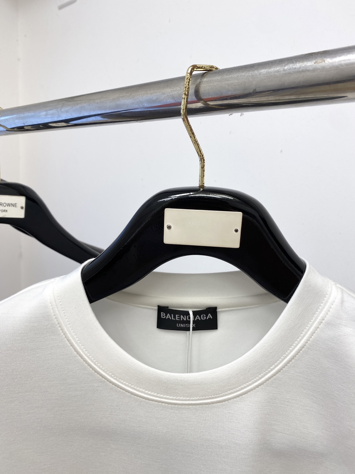 巴黎世家、2025最新款加厚短袖打底，帅气时尚，胸口精致刺绣字母logo，简约百搭款。面料棉 不仅挺括，