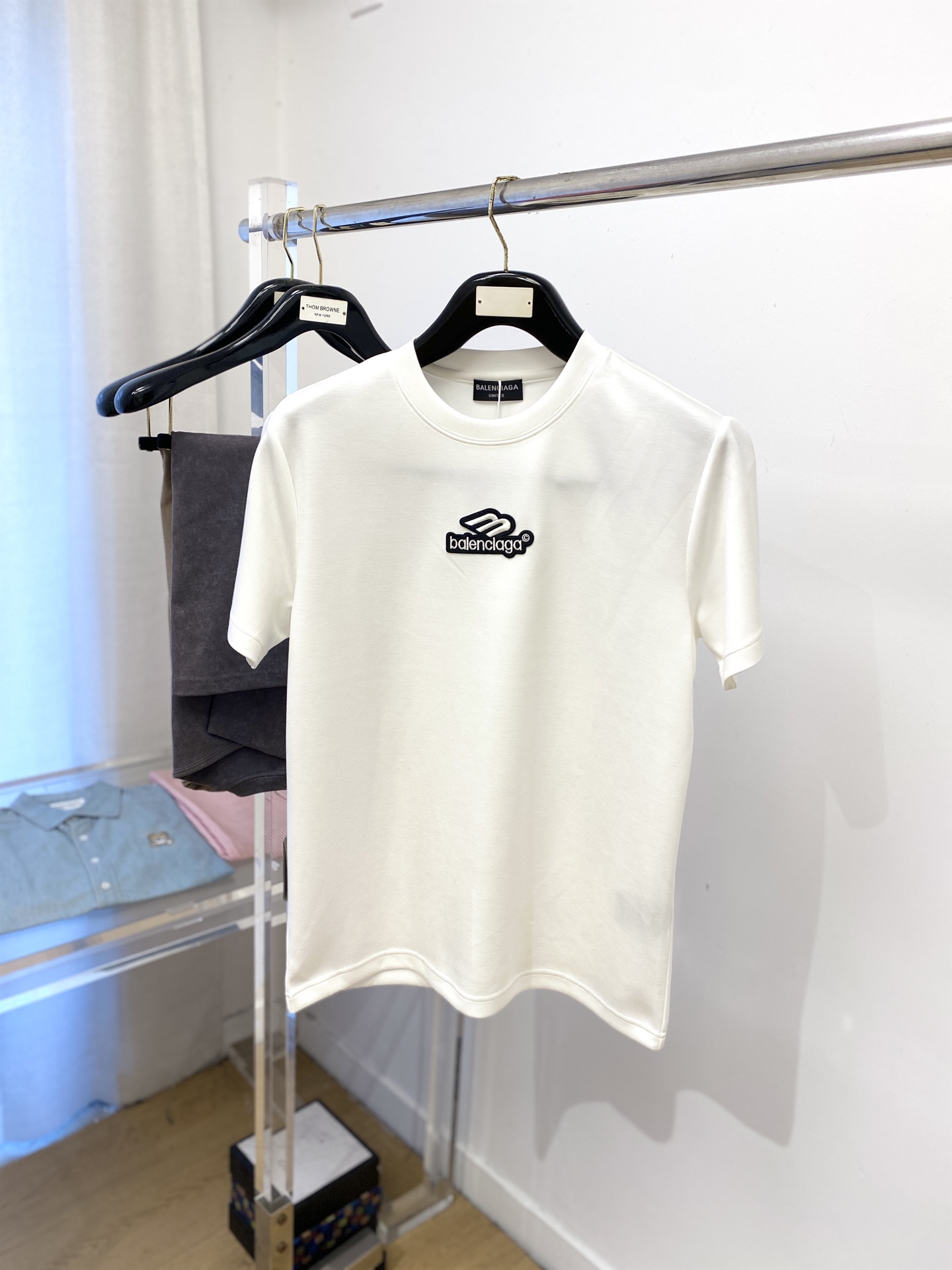 NO:546639,Balenciaga, the latest thickened short-sleeved base in 2025, handsome and fashionable, exquisite embroidered letter logo on the chest, simple and versatile style. The fabric cotton is not only crisp, maintains the trendy silhouette, but also comfortable to wear, and the yarn is more delicate, the number M-3XL, balenciaga, T-shirt, alexander wang19860909巴黎世家、2025最新款加厚短袖打底,帅气时尚,胸口精致刺绣字母logo,简约百搭款.面料棉 不仅挺括,保持潮流的廓形,又穿着舒适,纱织更细腻,码数M-3XL,,balenciaga,T-shirt,alexander wang,Men's clothing