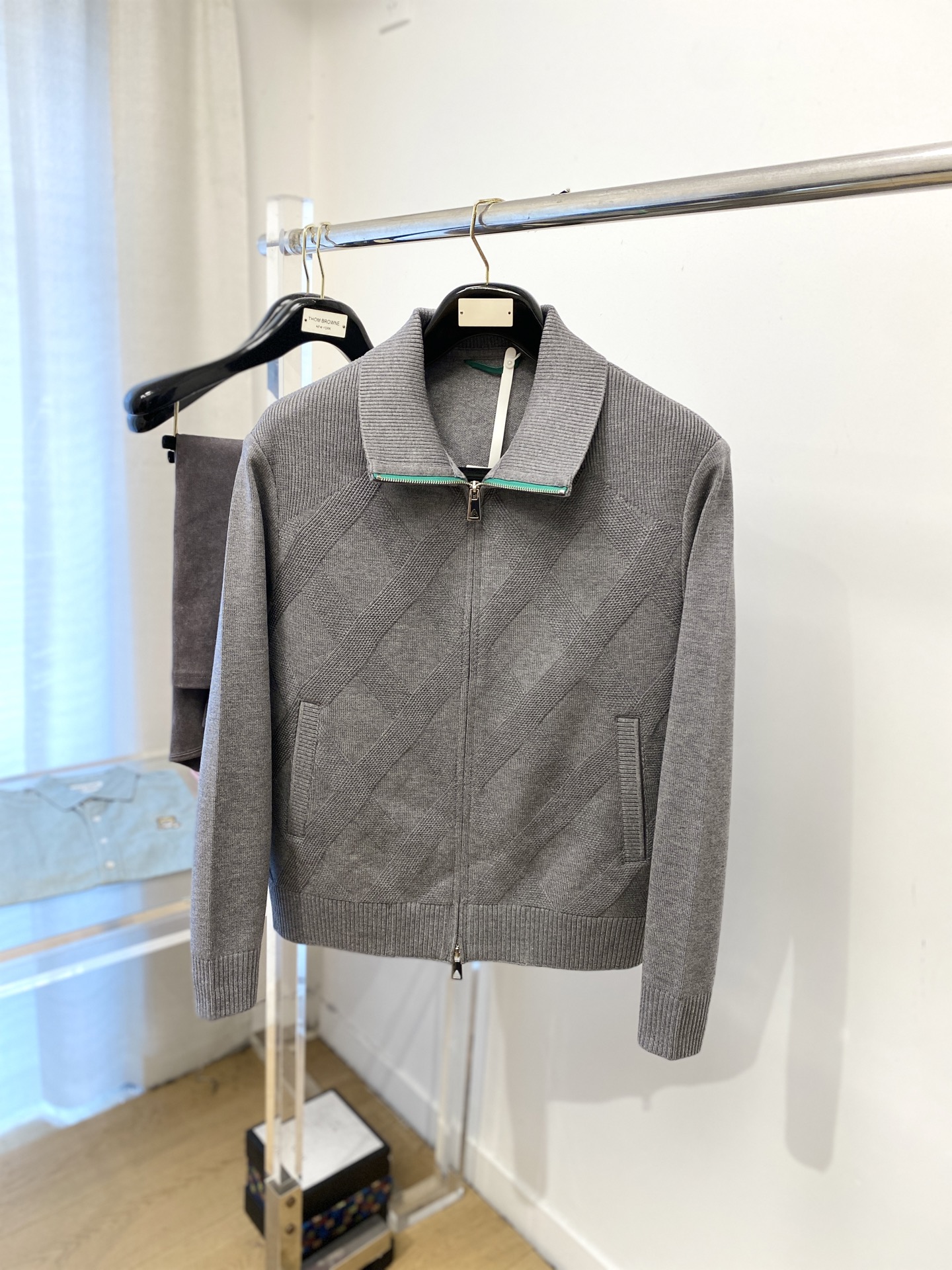 NO:523591,BV, 2025 new knitted jacket jacket, fashionable and handsome, simple and versatile, customized original fabric, not only crisp, maintains the trendy silhouette, and is comfortable to wear, and the yarn is more delicate, the number M-3XL, bottega veneta, jackets & coats, jackets & coats, alexander wang19860909BV、2025新品针织夹克外套,时尚帅气,简约百搭款,定制原版面料,不仅挺括,保持潮流的廓形,又穿着舒适,纱织更细腻,码数M-3XL,,bottega veneta,jackets & coats,jackets & coats,alexander wang,Men's clothing