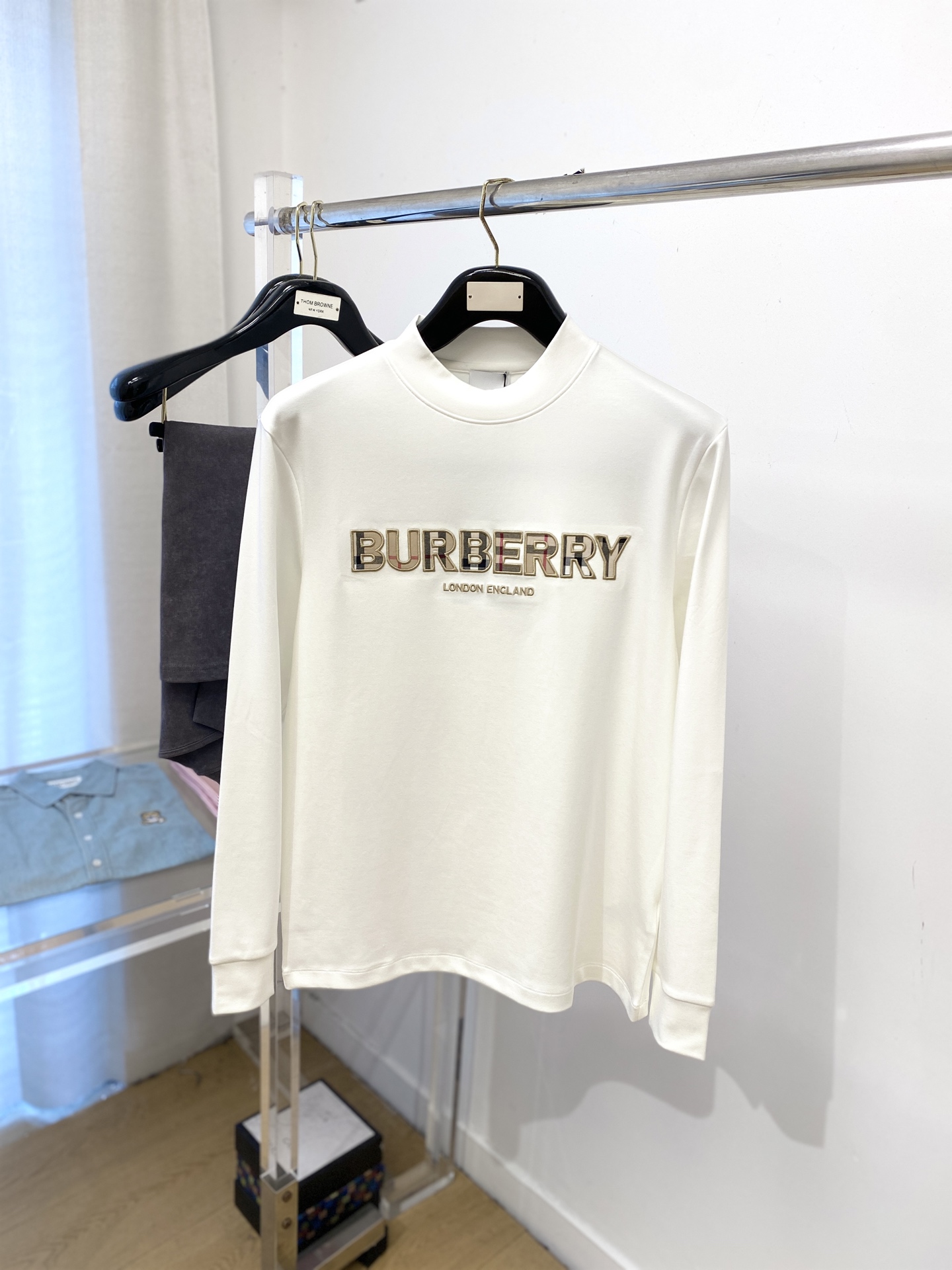 NO:523576,Burberry, 2025 new long-sleeved sweatshirt, handsome and fashionable, exquisite embroidered letter logo on the chest, simple and versatile style. The fabric cotton is not only crisp, maintains the trendy silhouette, and is comfortable to wear, and the yarn is more delicate, the number M-3XL, burberry, hoodie, sweatshirts, alexander wang19860909巴宝莉、2025新品长袖卫衣,帅气时尚,胸前精致刺绣字母logo,简约百搭款.面料棉 不仅挺括,保持潮流的廓形,又穿着舒适,纱织更细腻,码数M-3XL,,burberry,hoodie,sweatshirts,alexander wang,Men's clothing