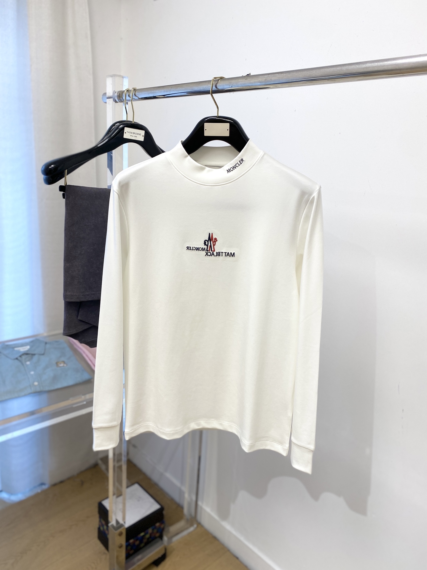 NO:523574,The masked mouth, 2025 new long-sleeved sweatshirt, handsome and fashionable, exquisite embroidered pattern letter logo on the chest, simple and versatile style. The fabric cotton is not only crisp, maintains the trendy silhouette, and is comfortable to wear, and the yarn is more delicate, the number M-3XL, Moncler, hoodie, sweatshirts, alexander wang19860909蒙口、2025新品长袖卫衣,帅气时尚,胸口精致刺绣图案字母logo,简约百搭款.面料棉 不仅挺括,保持潮流的廓形,又穿着舒适,纱织更细腻,码数M-3XL,,Moncler,hoodie,sweatshirts,alexander wang,Men's clothing