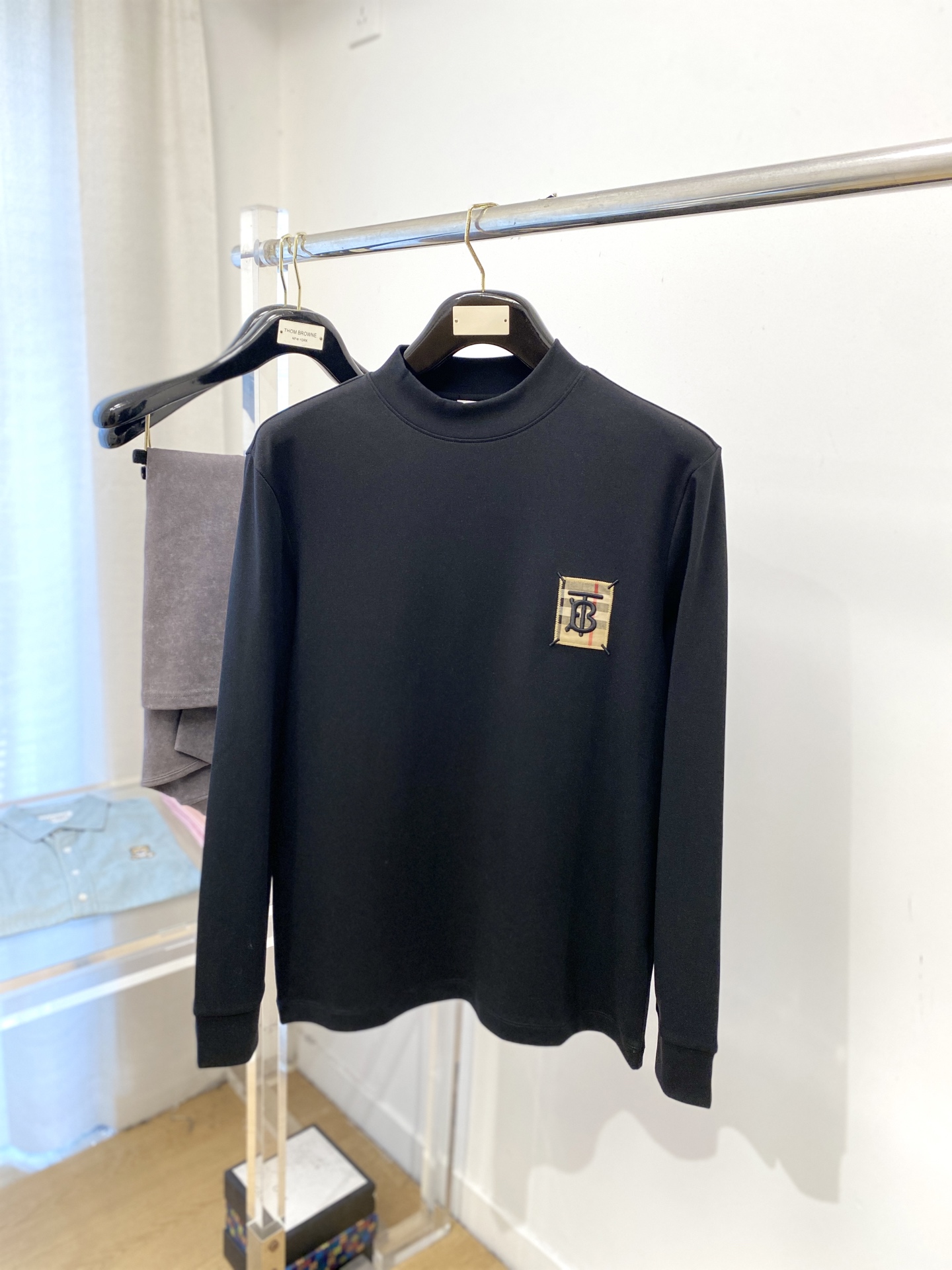 NO:523568,Burberry, 2025 new long-sleeved sweatshirt, handsome and fashionable, exquisite embroidered letter logo on the chest, simple and versatile style. The fabric cotton is not only crisp, maintains the trendy silhouette, and is comfortable to wear, and the yarn is more delicate, the number M-3XL, burberry, hoodie, sweatshirts, alexander wang19860909巴宝莉、2025新品长袖卫衣,帅气时尚,胸前精致刺绣字母logo,简约百搭款.面料棉 不仅挺括,保持潮流的廓形,又穿着舒适,纱织更细腻,码数M-3XL,,burberry,hoodie,sweatshirts,alexander wang,Men's clothing