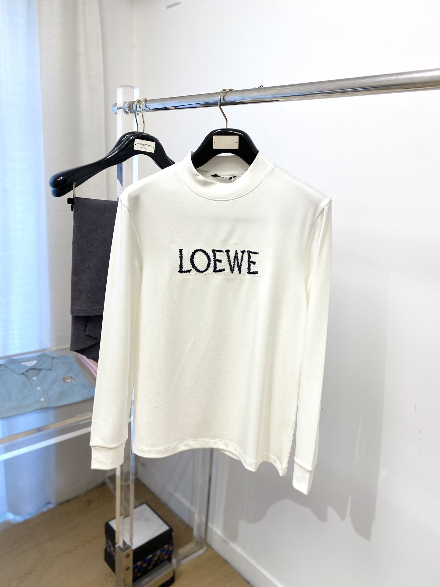 NO:523566,Luo Yiwei, 2025 new long-sleeved sweatshirt, handsome and fashionable, exquisite embroidered letter logo on the chest, simple and versatile style. The fabric cotton is not only crisp, maintains the trendy silhouette, and is comfortable to wear, and the yarn is more delicate. The number M-3XL, loewe, hoodie, sweatshirts, alexander wang19860909罗意威、2025新品长袖卫衣,帅气时尚,胸口精致刺绣字母logo,简约百搭款.面料棉 不仅挺括,保持潮流的廓形,又穿着舒适,纱织更细腻,码数M-3XL,,loewe,hoodie,sweatshirts,alexander wang,Men's clothing