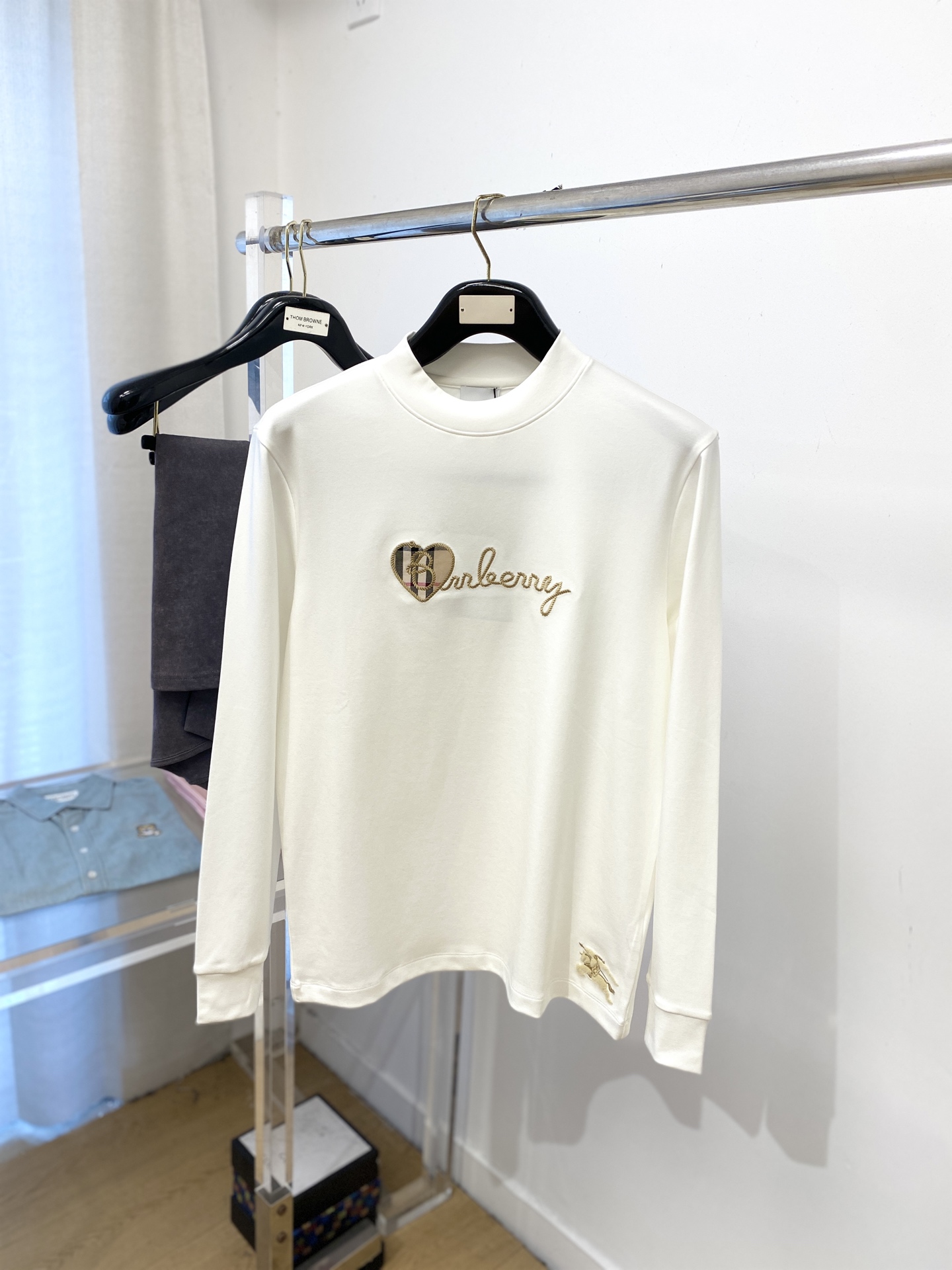 NO:523581,Burberry, 2025 new long-sleeved sweatshirt, handsome and fashionable, exquisite embroidered pattern letter logo on the chest, simple and versatile style. The fabric cotton is not only crisp, maintains the trendy silhouette, and is comfortable to wear, and the yarn is more delicate, the number M-3XL, burberry, hoodie, sweatshirts, alexander wang19860909巴宝莉、2025新品长袖卫衣,帅气时尚,胸口精致刺绣图案字母logo,简约百搭款.面料棉 不仅挺括,保持潮流的廓形,又穿着舒适,纱织更细腻,码数M-3XL,,burberry,hoodie,sweatshirts,alexander wang,Men's clothing