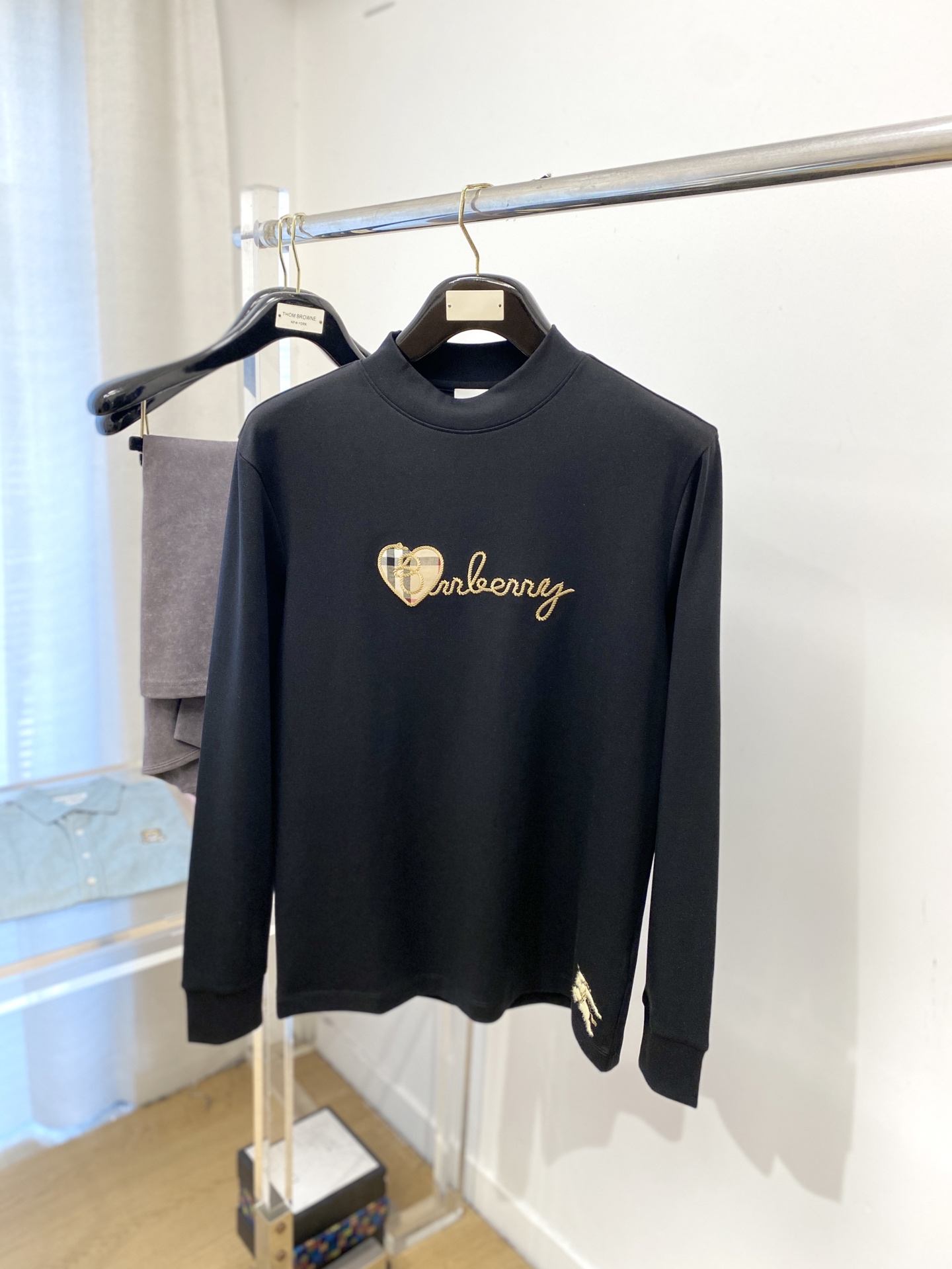 NO:523578,Burberry, 2025 new long-sleeved sweatshirt, handsome and fashionable, exquisite embroidered pattern letter logo on the chest, simple and versatile style. The fabric cotton is not only crisp, maintains the trendy silhouette, and is comfortable to wear, and the yarn is more delicate, the number M-3XL, burberry, hoodie, sweatshirts, alexander wang19860909巴宝莉、2025新品长袖卫衣,帅气时尚,胸口精致刺绣图案字母logo,简约百搭款.面料棉 不仅挺括,保持潮流的廓形,又穿着舒适,纱织更细腻,码数M-3XL,,burberry,hoodie,sweatshirts,alexander wang,Men's clothing