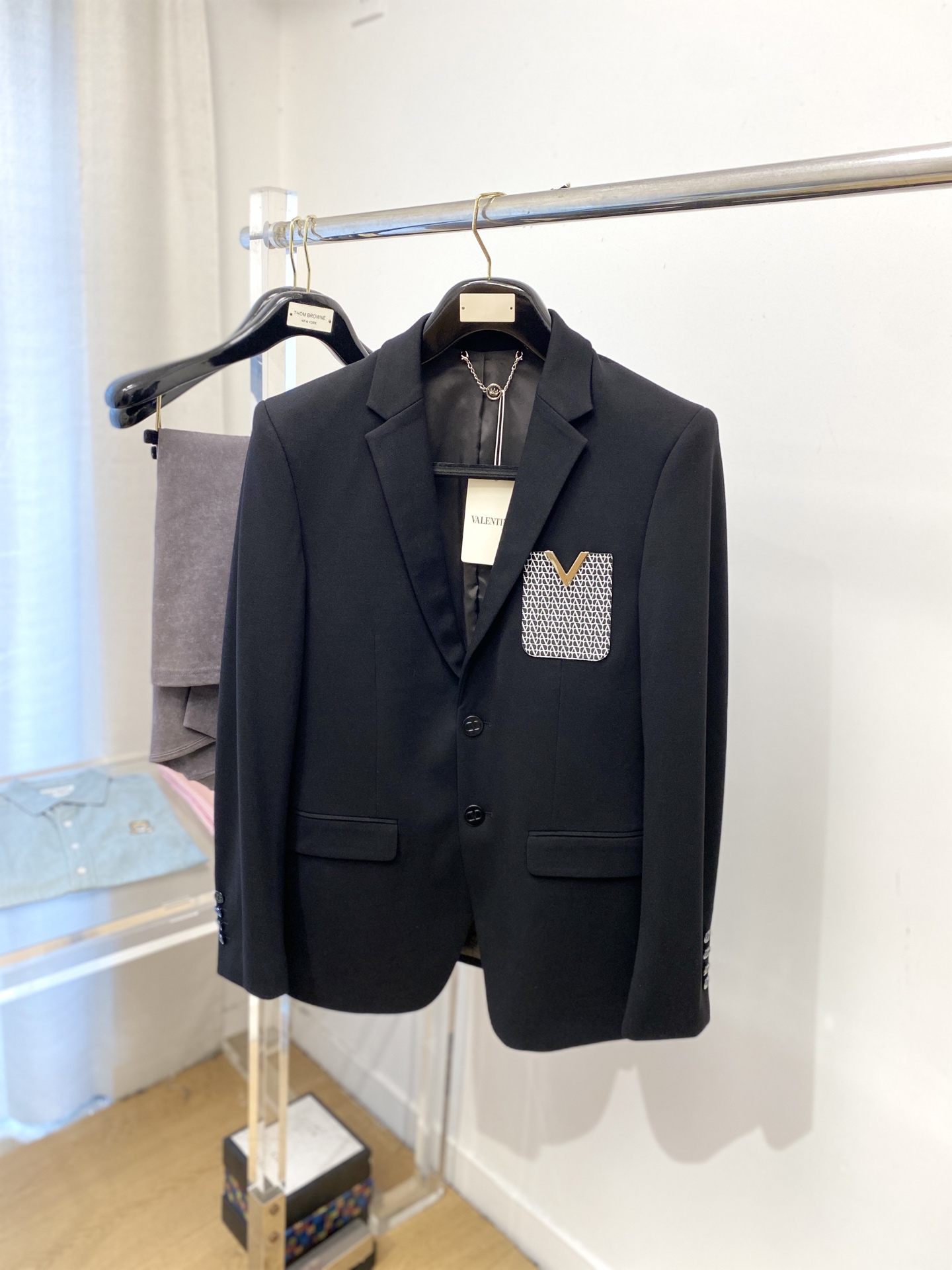 NO:523608,Valentino, 2025 new suit jacket, fashionable and handsome, simple and versatile style, customized original fabric, not only crisp, maintains the trendy silhouette, and is comfortable to wear, and the yarn is more delicate, the number M-3XL, valentino, jackets & coats, business suit, alexander wang19860909华伦天奴、2025新品西装外套,时尚帅气,简约百搭款,定制原版面料,不仅挺括,保持潮流的廓形,又穿着舒适,纱织更细腻,码数M-3XL,,valentino,jackets & coats,business suit,alexander wang,Men's clothing