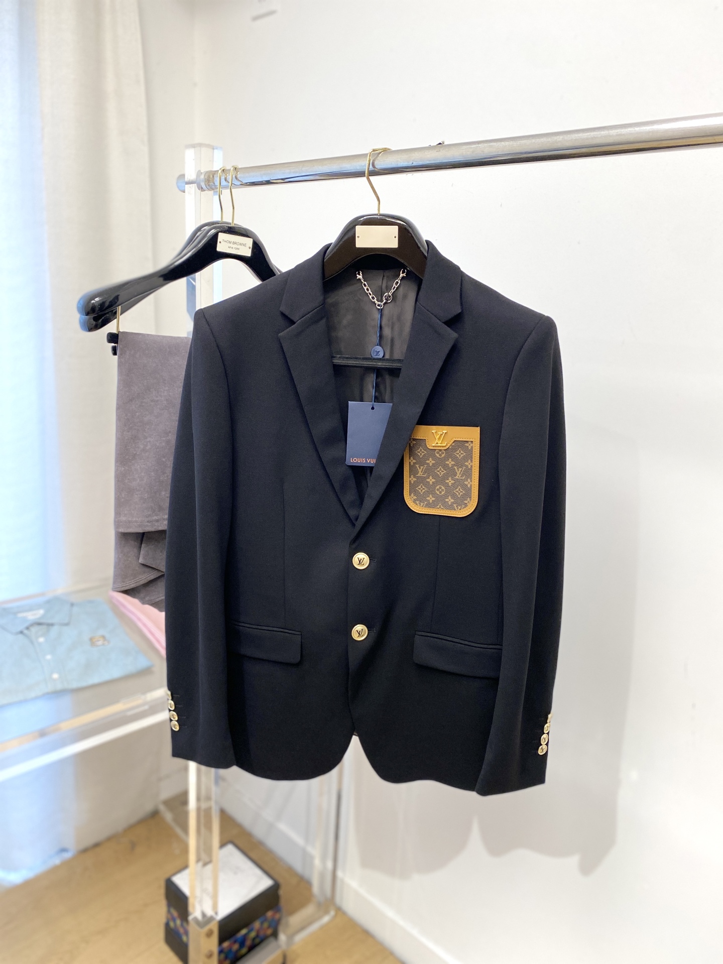 NO:523605,Louis Vuitton, 2025 new suit jacket, fashionable and handsome, simple and versatile, customized original fabric, not only crisp, maintains the trendy silhouette, and is comfortable to wear, and the yarn is more delicate, the number M-3XL, louis vuitton, jackets & coats, business suit, alexander wang19860909路易威登、2025新品西装外套,时尚帅气,简约百搭款,定制原版面料,不仅挺括,保持潮流的廓形,又穿着舒适,纱织更细腻,码数M-3XL,,louis vuitton,jackets & coats,business suit,alexander wang,Men's clothing