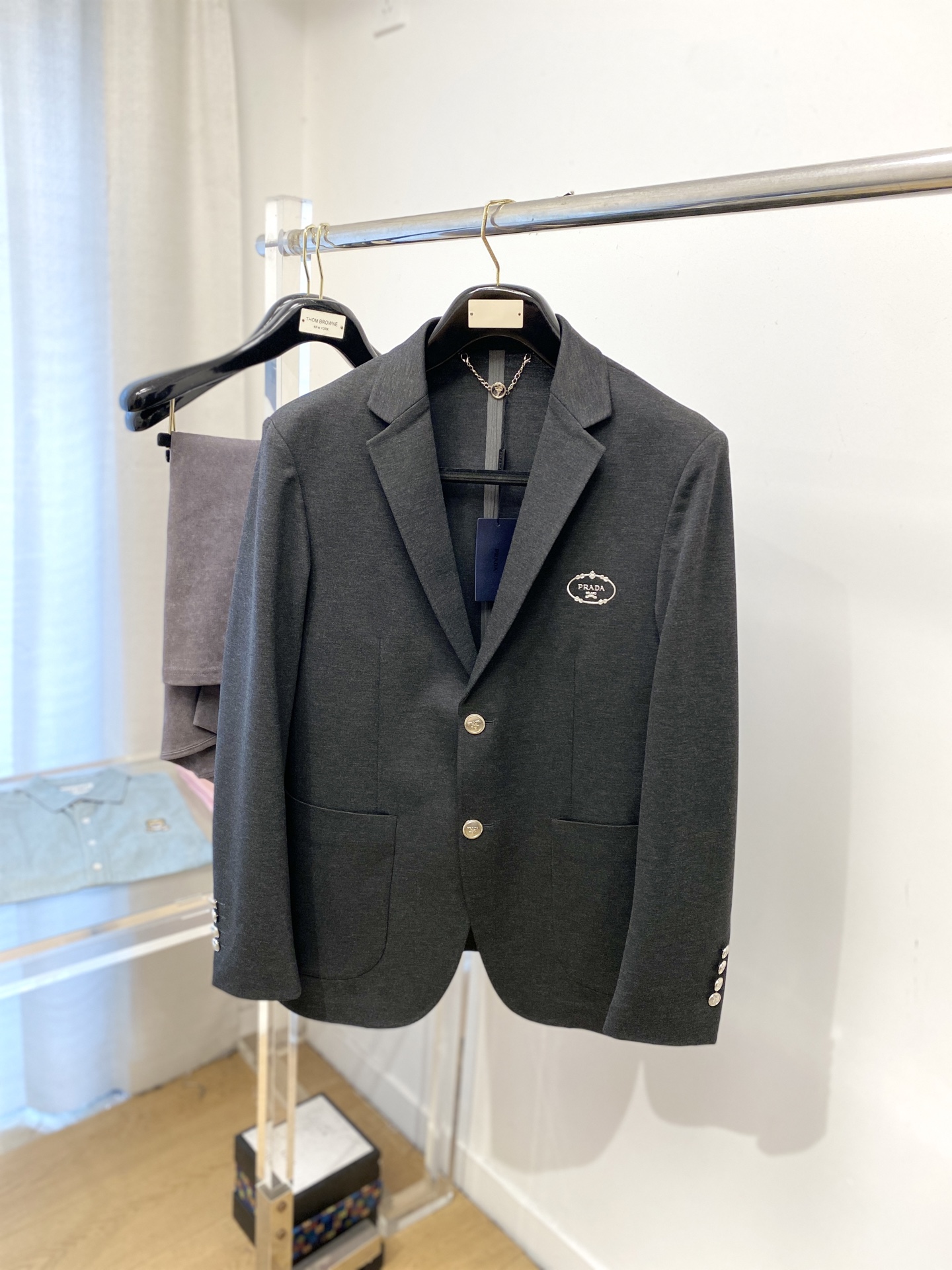 NO:523599,Prada, 2025 new suit jacket, fashionable and handsome, simple and versatile, customized original fabric, not only crisp, maintains the trendy silhouette, but also comfortable to wear, the yarn weaving is more delicate, the number M-3XL, prada, jackets & coats, business suit, alexander wang19860909普拉达、2025新品西装外套,时尚帅气,简约百搭款,定制原版面料,不仅挺括,保持潮流的廓形,又穿着舒适,纱织更细腻,码数M-3XL,,prada,jackets & coats,business suit,alexander wang,Men's clothing