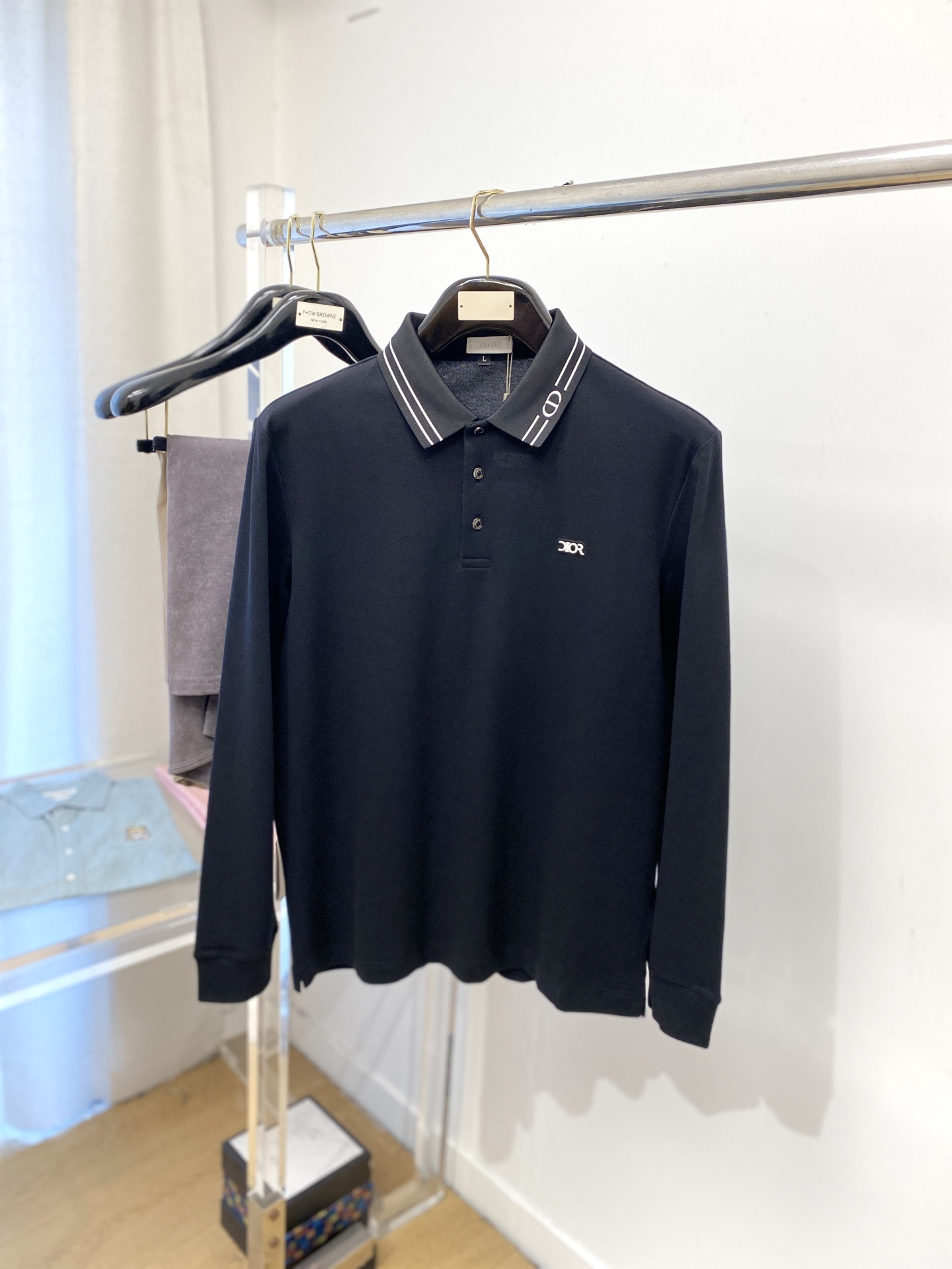 NO:523584,Dior, 2025 new product long sleeves, handsome and fashionable, chest design with concave embroidered letter logo, simple and versatile style. Fabric cotton is not only crisp, maintains a fashionable silhouette, but also comfortable to wear, and the yarn is more delicate, the number M-4XL, dior, alexander wang19860909迪奥、2025新品长袖,帅气时尚,胸前设计凹凸刺绣字母logo,简约百搭款.面料棉 不仅挺括,保持潮流的廓形,又穿着舒适,纱织更细腻,码数M-4XL,,dior,alexander wang,Men's clothing