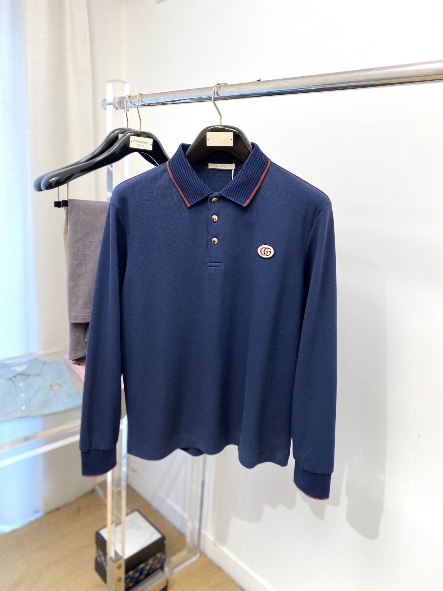 NO:523582,Guqi, 2025 new product long sleeves, handsome and fashionable, exquisite embroidered decorative letter logo on the chest, simple and versatile style. The fabric cotton is not only crisp, maintains the trendy silhouette, but also comfortable to wear, and the yarn is more delicate, the number M-4XL, alexander wang19860909古奇、2025新品长袖,帅气时尚,胸前精致刺绣装饰字母logo,简约百搭款.面料棉 不仅挺括,保持潮流的廓形,又穿着舒适,纱织更细腻,码数M-4XL,,alexander wang,Men's clothing